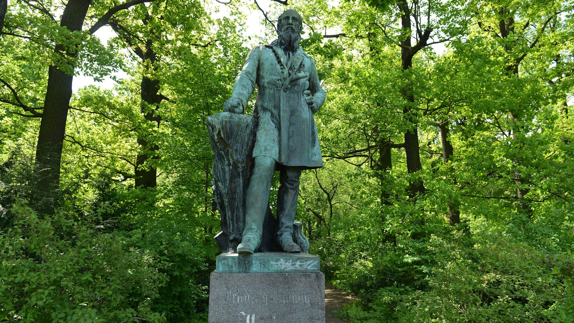 Verwittert, mit Graffitis bemalt: Schlägt jetzt die letzte Stunde für Turnvaters Jahn in der Hasenheide?