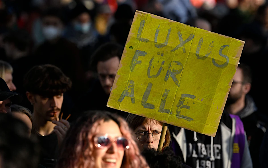 Nicht immer reicht es, ein Schild zu zeigen, wie bei dieser Demonstration zur Umverteilung des gesellschaftlichen Reichtums im November in Berlin. Meinungen brauchen Fakten und Zuhörer.