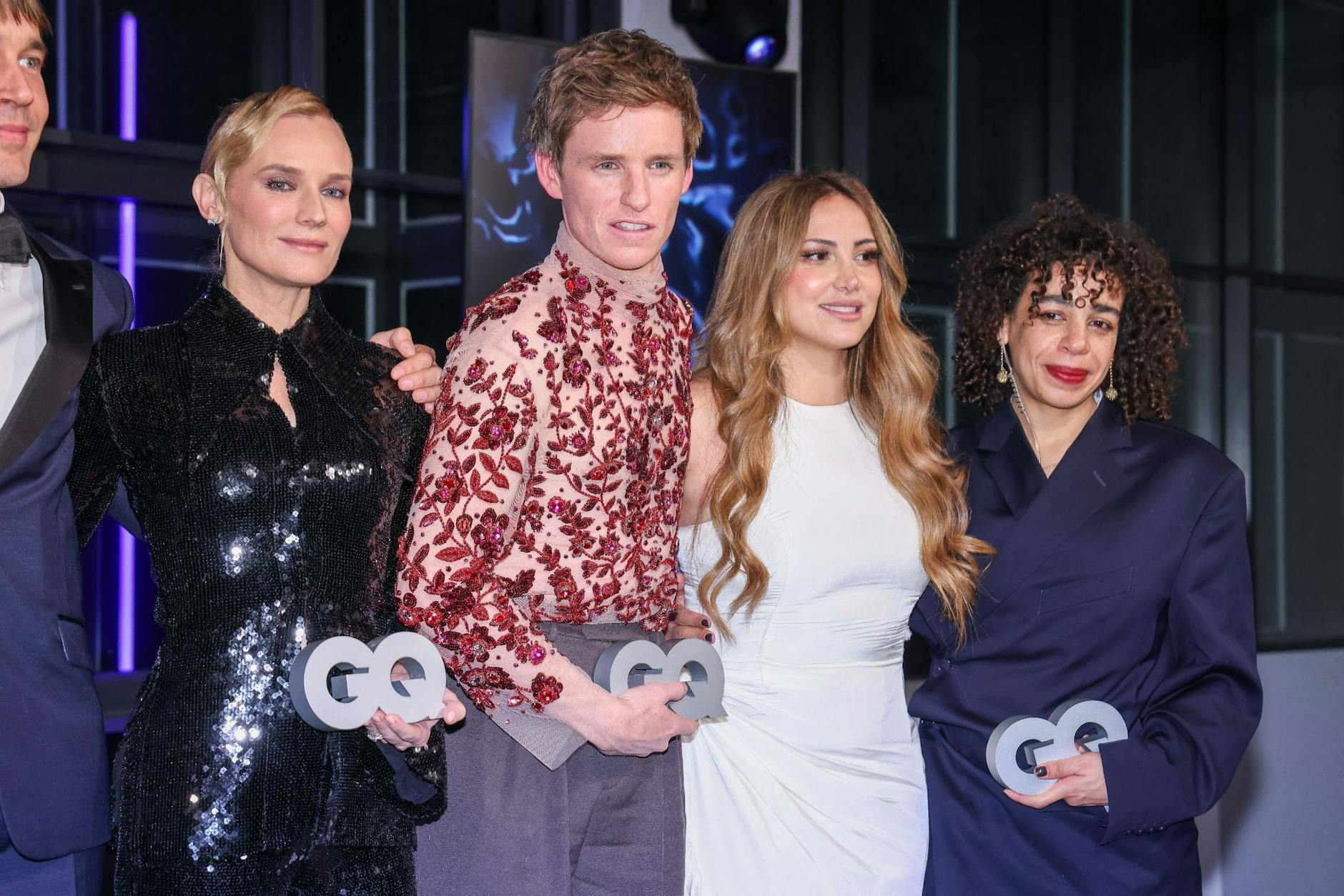 Die Preisträgerinnen Diane Kruger (l), Eddie Redmayne (2l) und Martine Rose (r) posieren nach der Preisverleihung in Berlin mit ihren Trophäen.