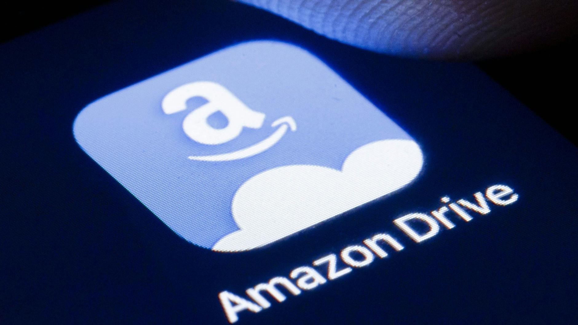 Das Logo des Cloud-Speichers Amazon Drive ist auf dem Display eines Smartphones zu sehen.