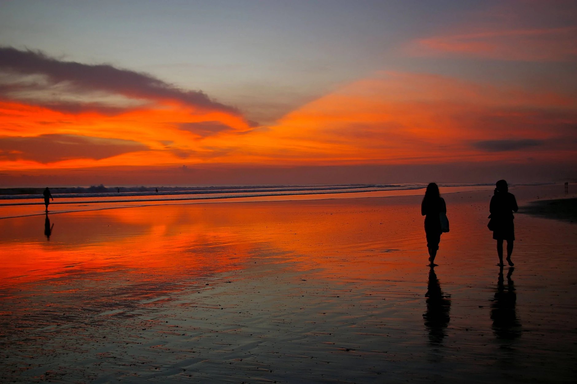 Ein Pärchen geht an einem Strand auf Bali spazieren. Indonesien verbietet außerehelichen Sex und das Zusammenleben von unverheirateten Paaren. 