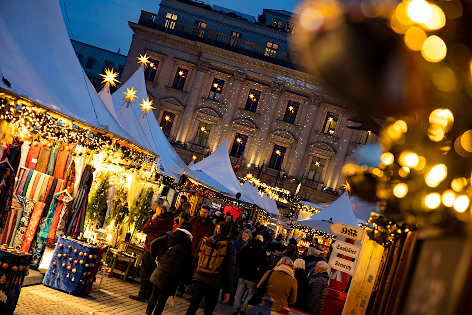 Umgezogen: Der Weihnachtsmarkt vom Gendarmenmarkt findet jetzt auf dem Bebelplatz statt.