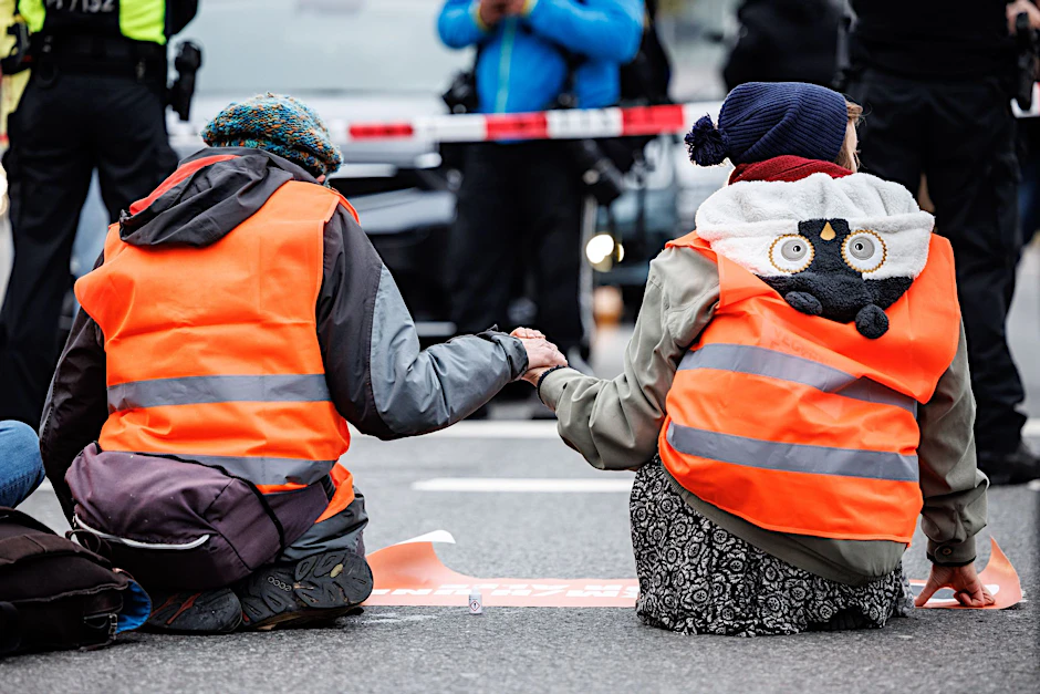 dpatopbilder - Aktivisten der "Letzten Generation" haben sich am Stachus auf die Straße geklebt.  