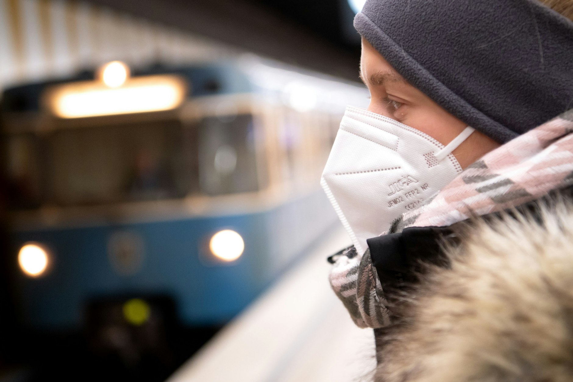 Ein Frau mit FFP2-Maske wartet in einer U-Bahn-Station auf die Bahn. Zum 10. Dezember wird die Maskenpflicht im öffentlichen Personennahverkehr in Bayern abgeschafft.