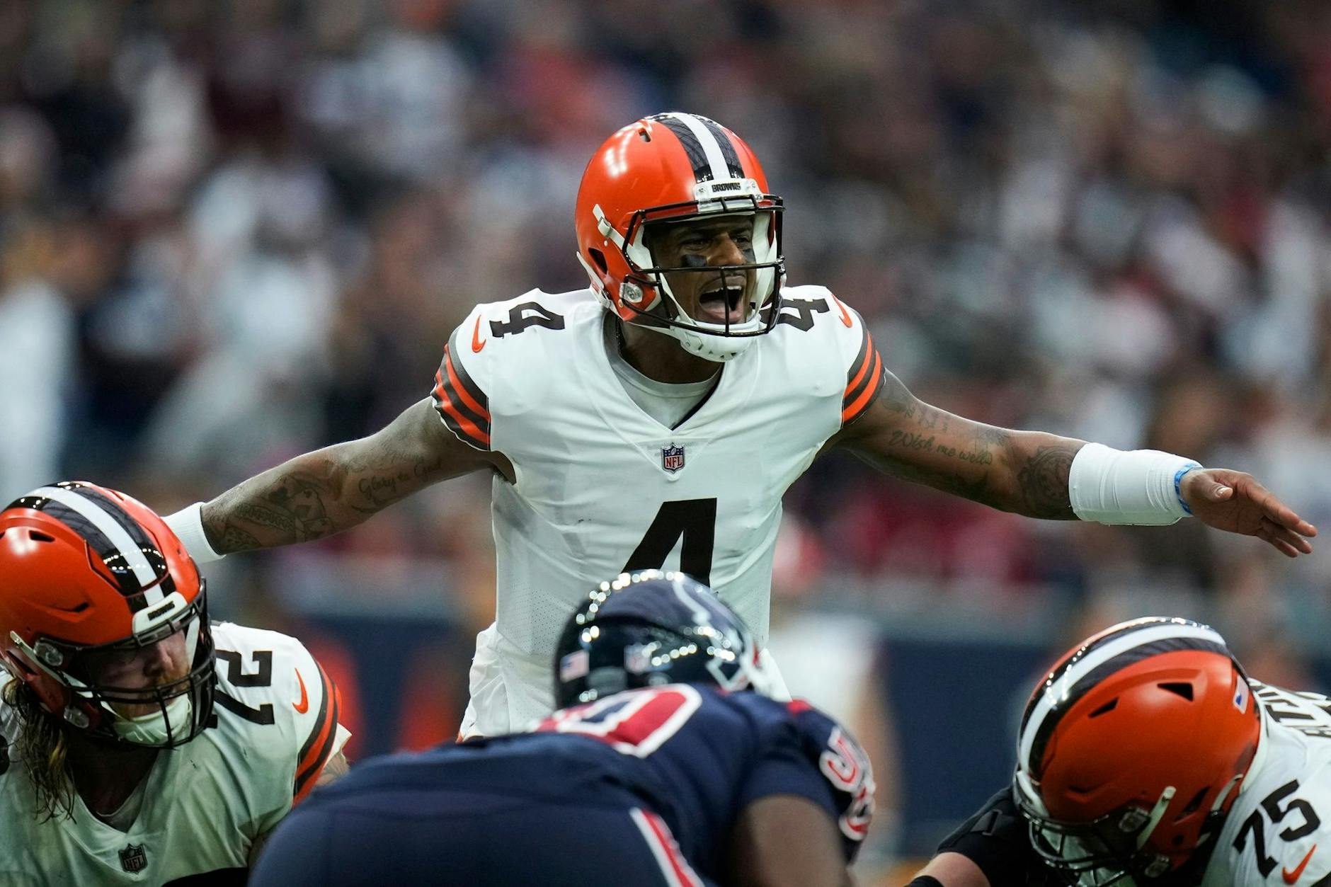 Quarterback Deshaun Watson (M) von den Cleveland Browns fordert ein Spiel an der Linie. /dpa