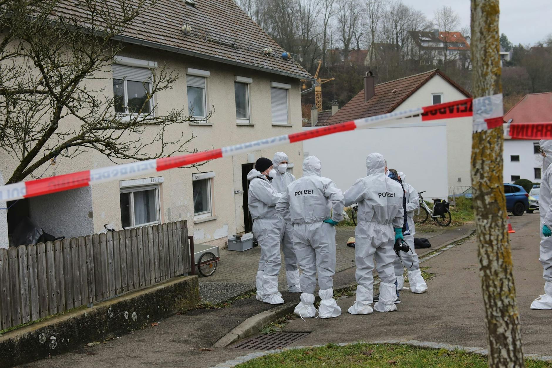 Einsatzkräfte begutachten einen Tatort in Illerkirchberg (Alb-Donau-Kreis).