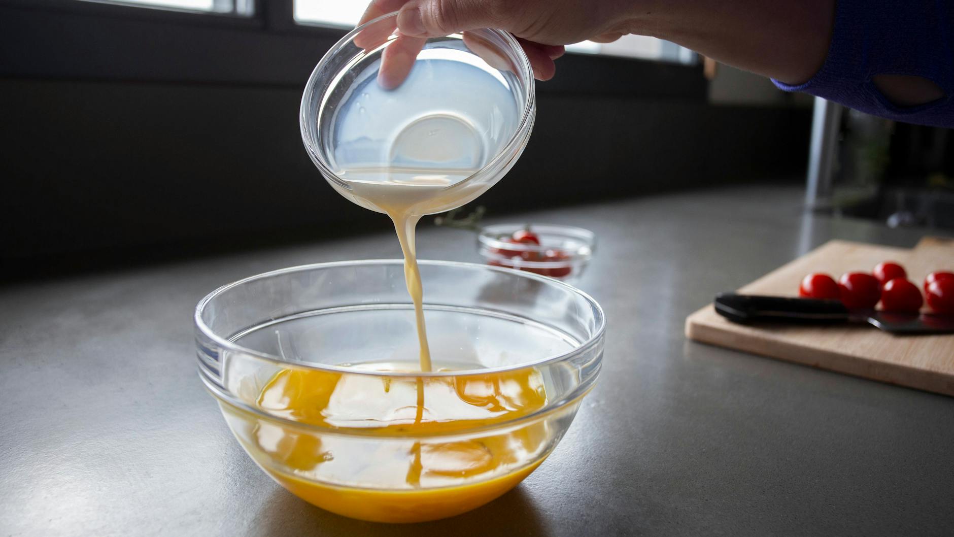 Rührei: Geben Sie einen Schuss Sahne erst am Ende des Garprozesses dazu.