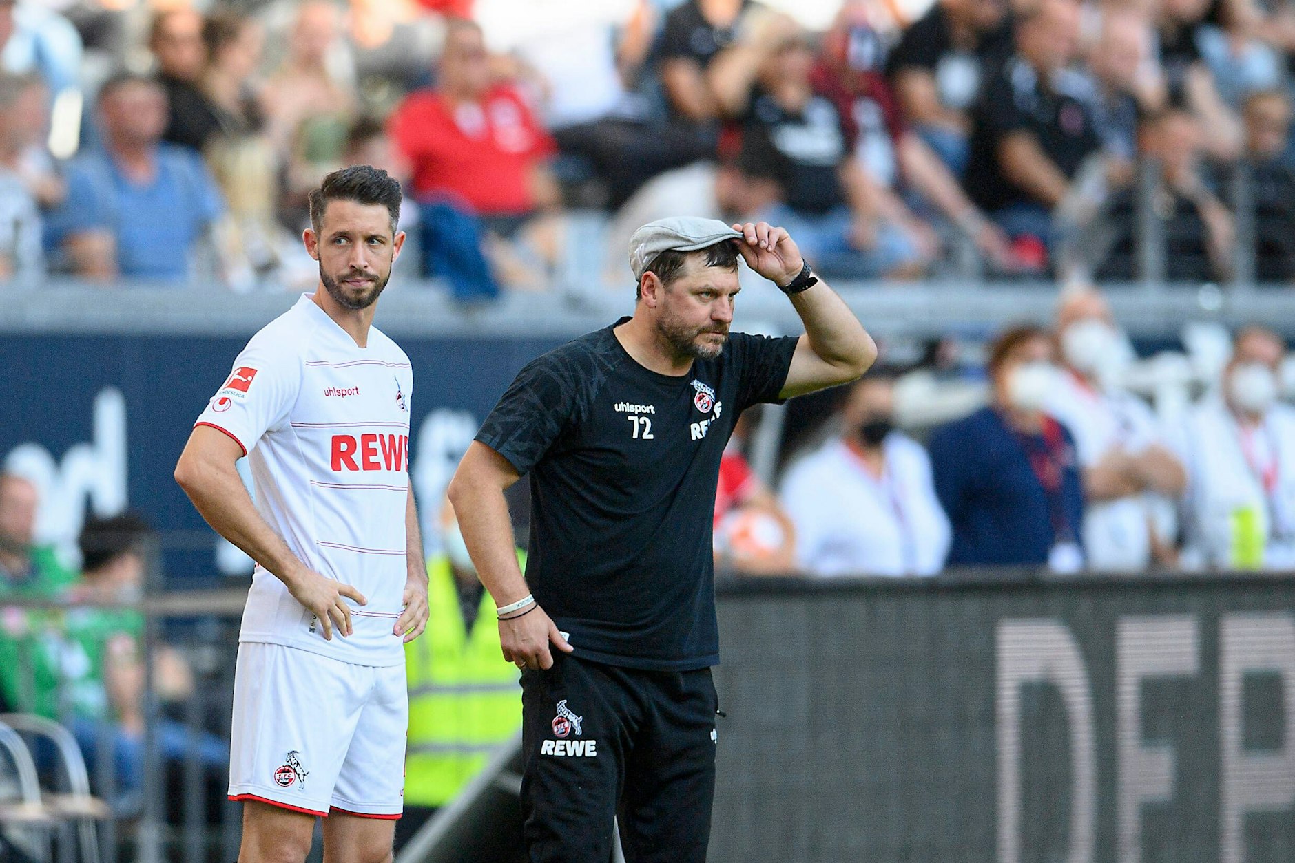 So kennen ihn die Fans des 1. FC Köln und der Bundesliga: Union-Legende Steffen Baumgart (50) trägt Schiebermütze.&nbsp;