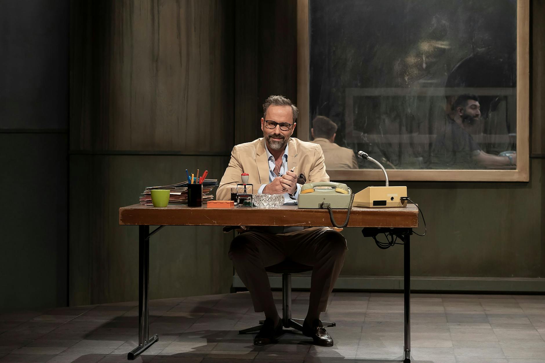 Kurt Krömer in seinem Verhörraum bei „Chez Krömer“, hinten sitzt sein letzter Gast Faisal Kawusi.