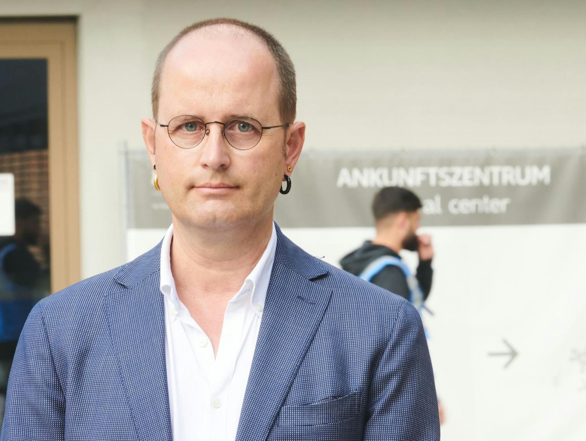 ARCHIV - Alexander Straßmeir steht während einer Pressekonferenz auf dem Gelände Vivantes im Ankunftszentrum.