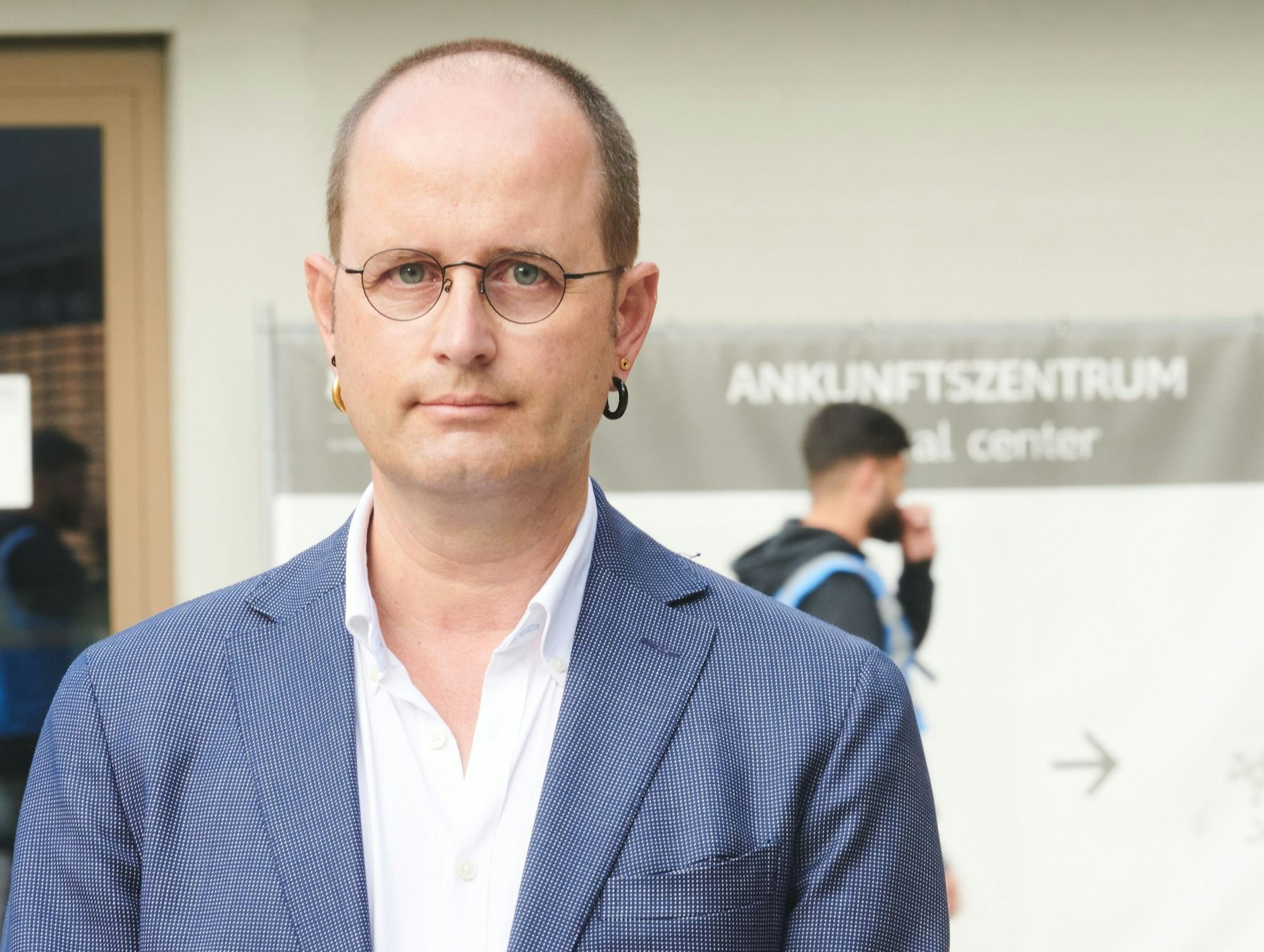 ARCHIV - Alexander Straßmeir steht während einer Pressekonferenz auf dem Gelände Vivantes im Ankunftszentrum.  