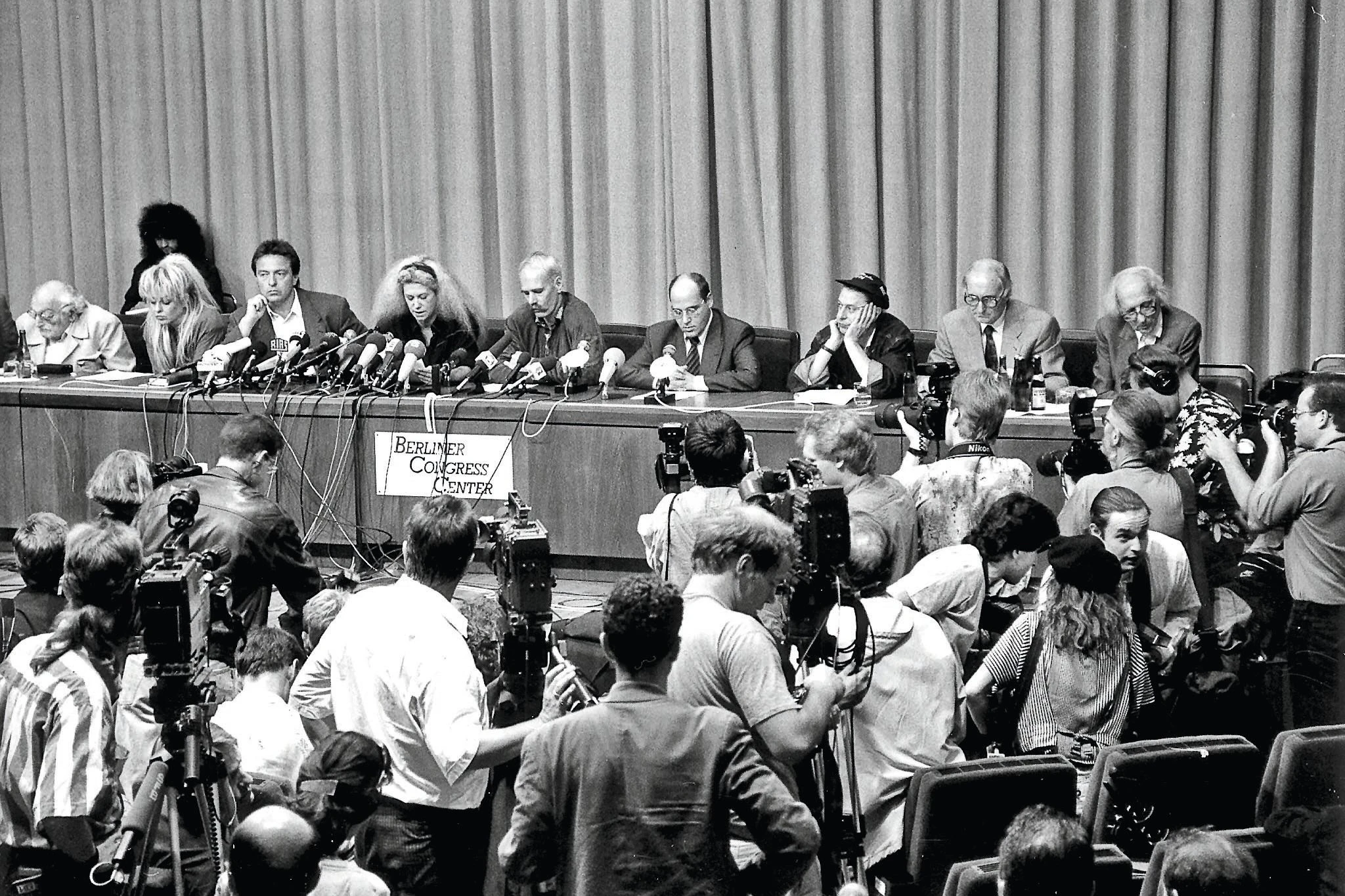 Gründungsversammlung des Komitees für
              Gerechtigkeit im Berliner
              Congress Centrum 1992, auf dem Podium unter anderen: Stefan Heym, Tamara Danz,
              Peter-Michael Diestel, Gregor
              Gysi und Rio Reiser.