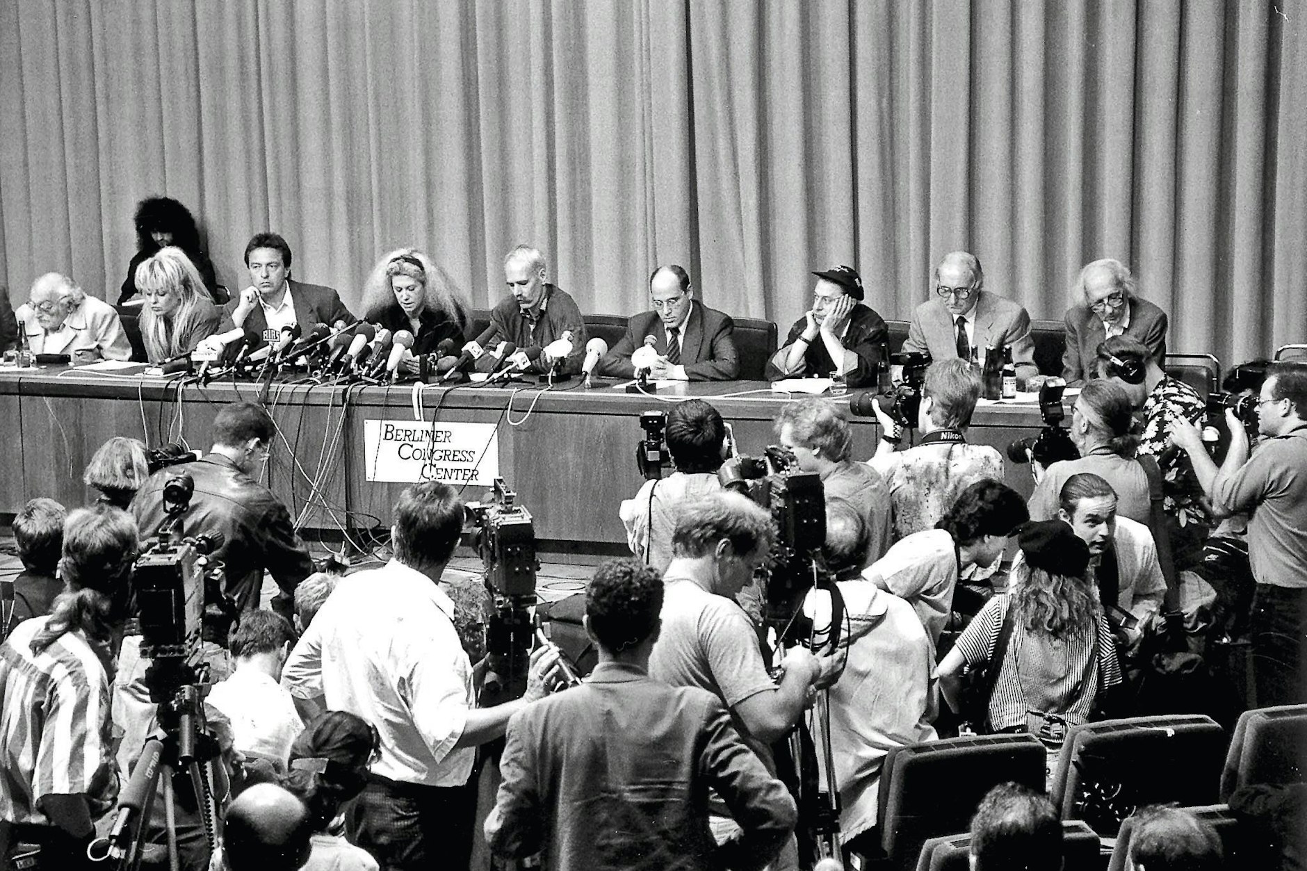 Gründungsversammlung des Komitees für
Gerechtigkeit im Berliner
Congress Centrum 1992, auf dem Podium unter anderen: Stefan Heym, Tamara Danz,
Peter-Michael Diestel, Gregor
Gysi und Rio Reiser.