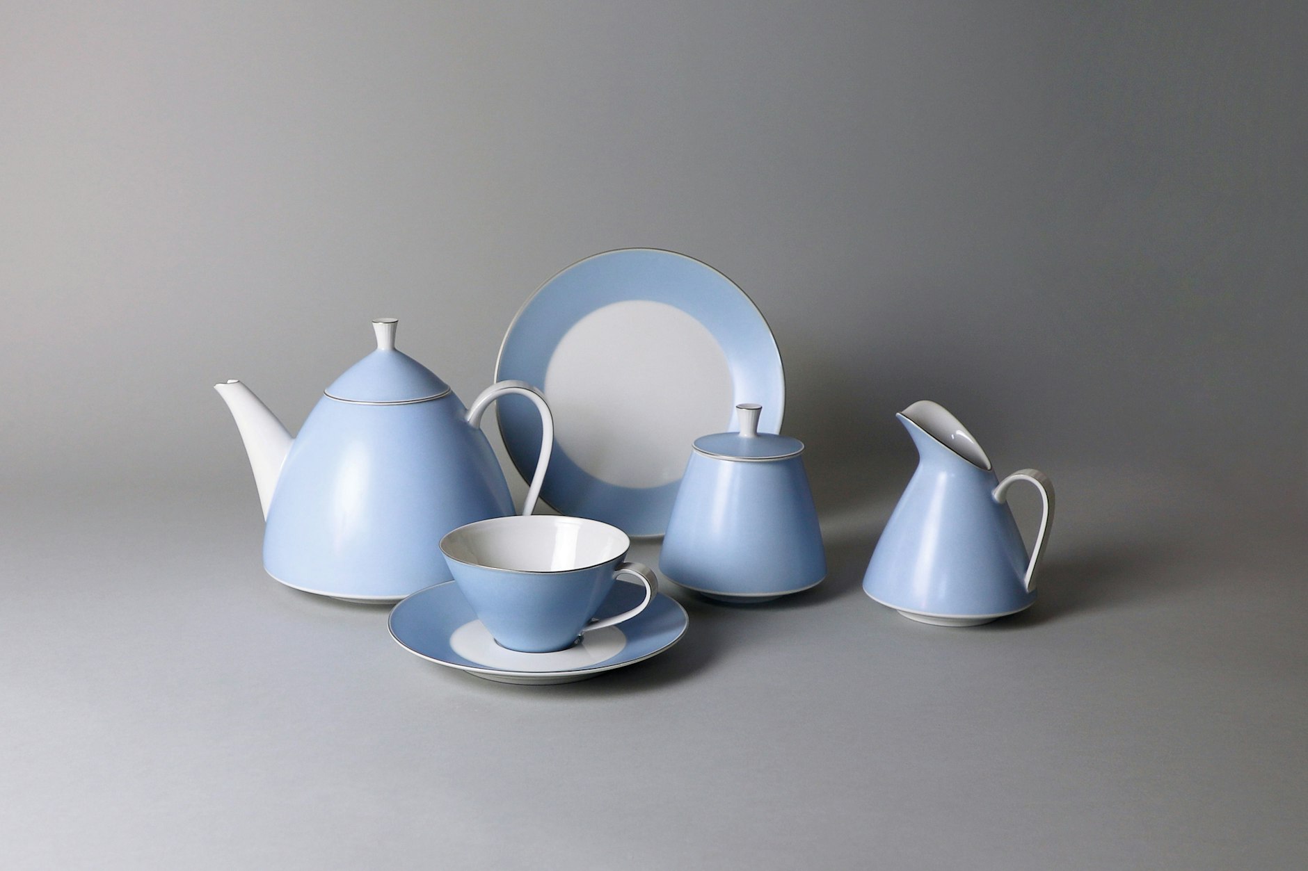 Das blaue KPM-Service „Hansa“ entwarf Trude Petri anlässlich der Interbau 1957 in Berlin.&nbsp;