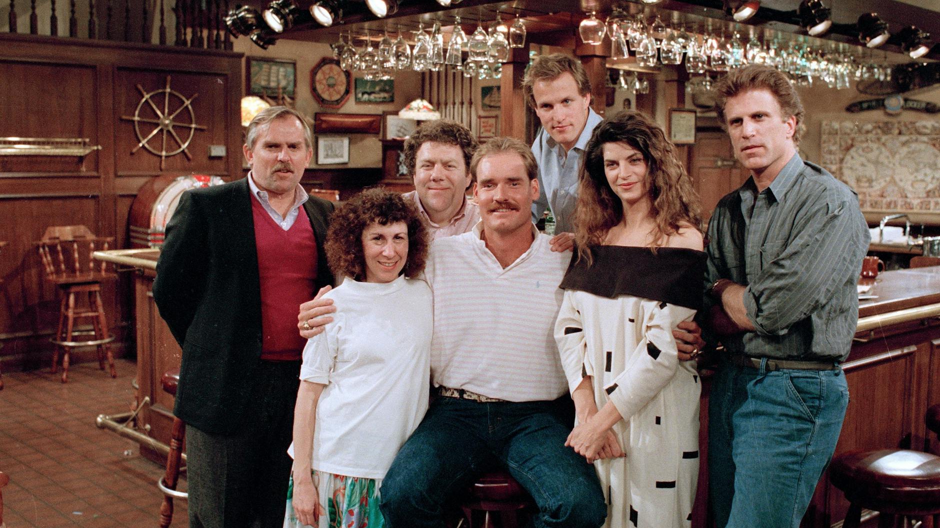 Kirstie Alley mit den Stars der TV-Comedy-Serie „Cheers“