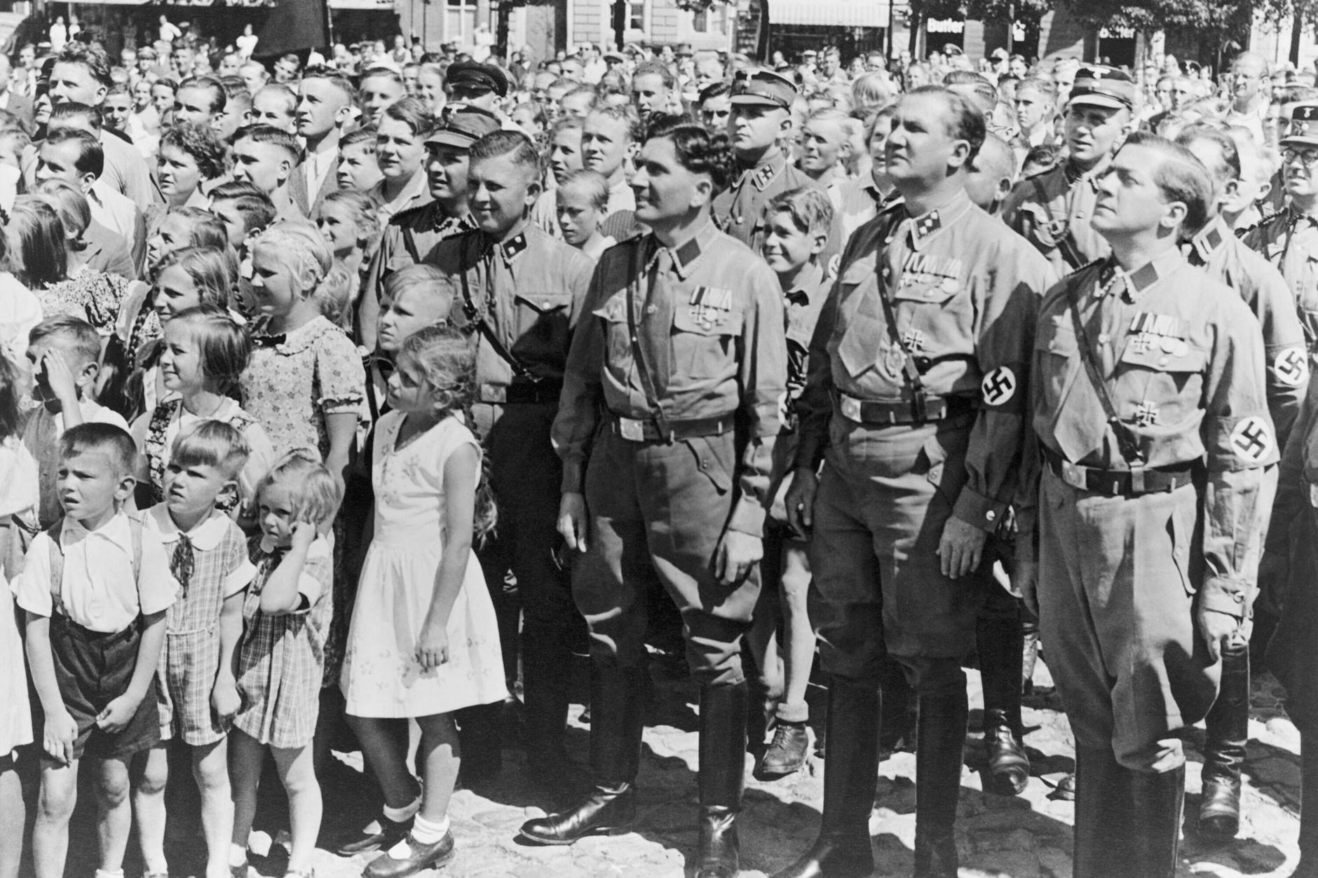 Menschenmenge bei einer Kundgebung in Deutschland, 1938