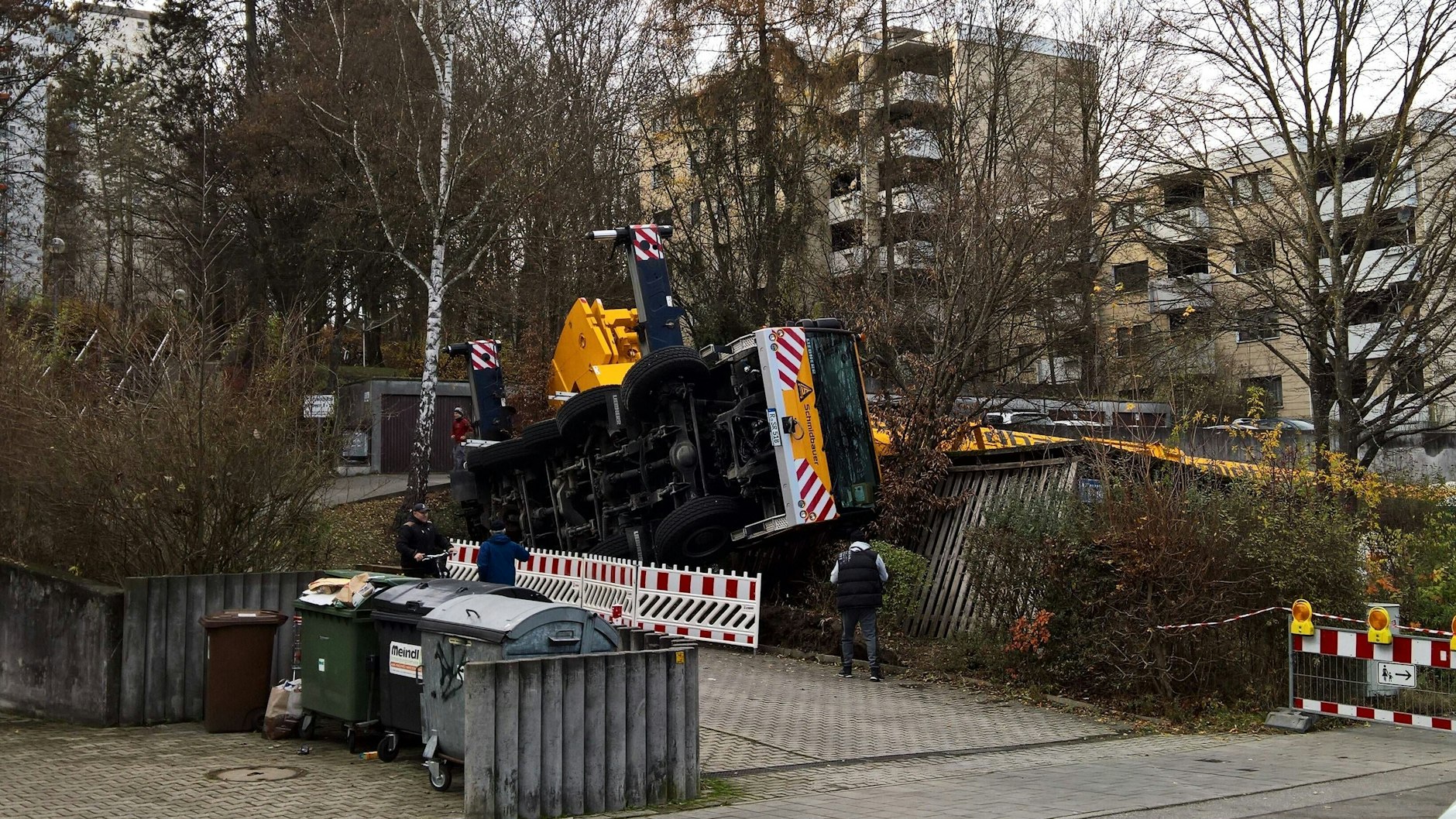 In Regensburg kippte am Sonntag ein Auslegerkran um, der Kranführer wurde leicht verletzt. Dem Arbeitsunfall fielen allerdings zwei Autos zum Opfer.