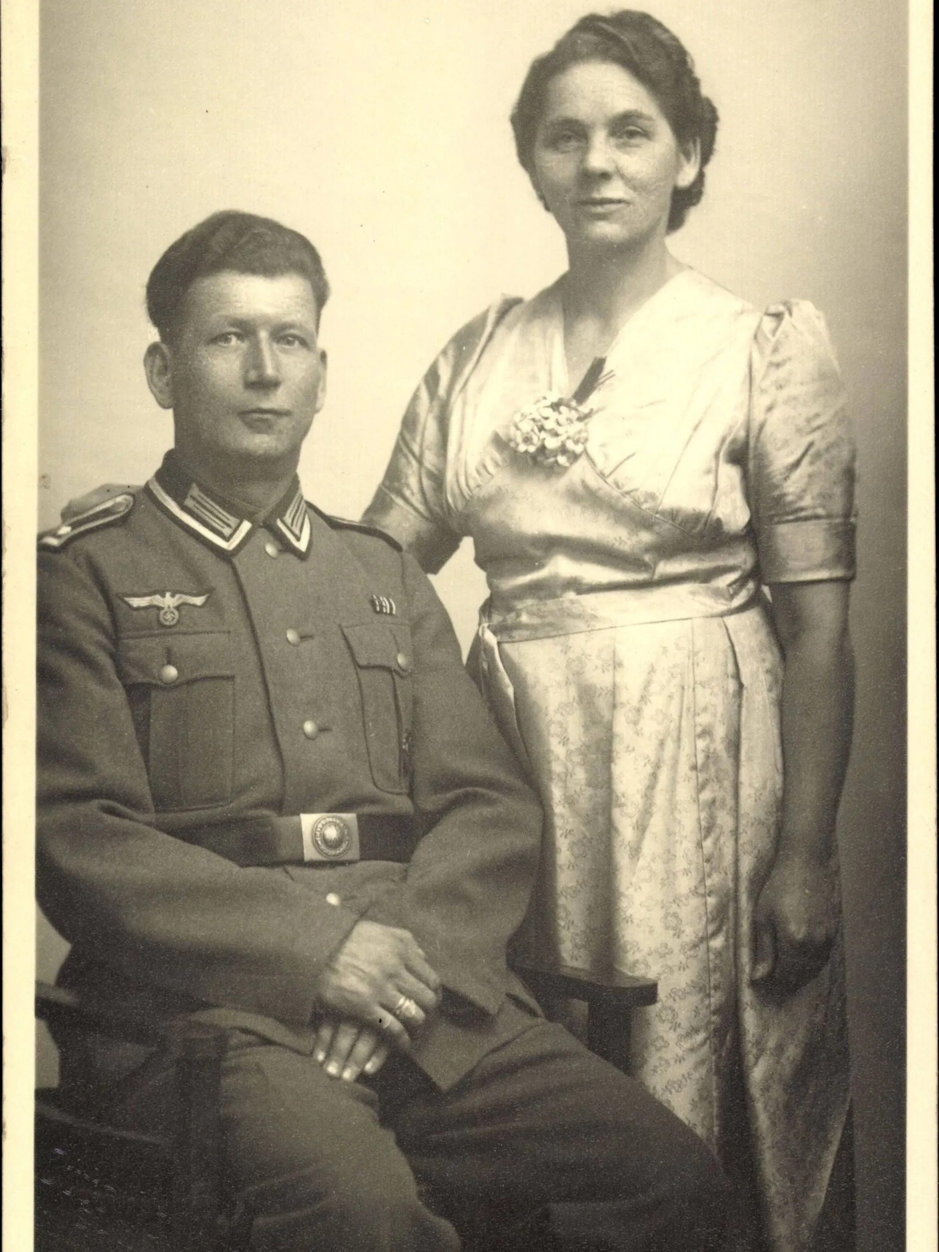 Anleitung Zum W hlen In Der Nazi Kiste Der Eigenen Familie anleitung-zum-w-hlen-in-der-nazi-kiste-der-eigenen-familie