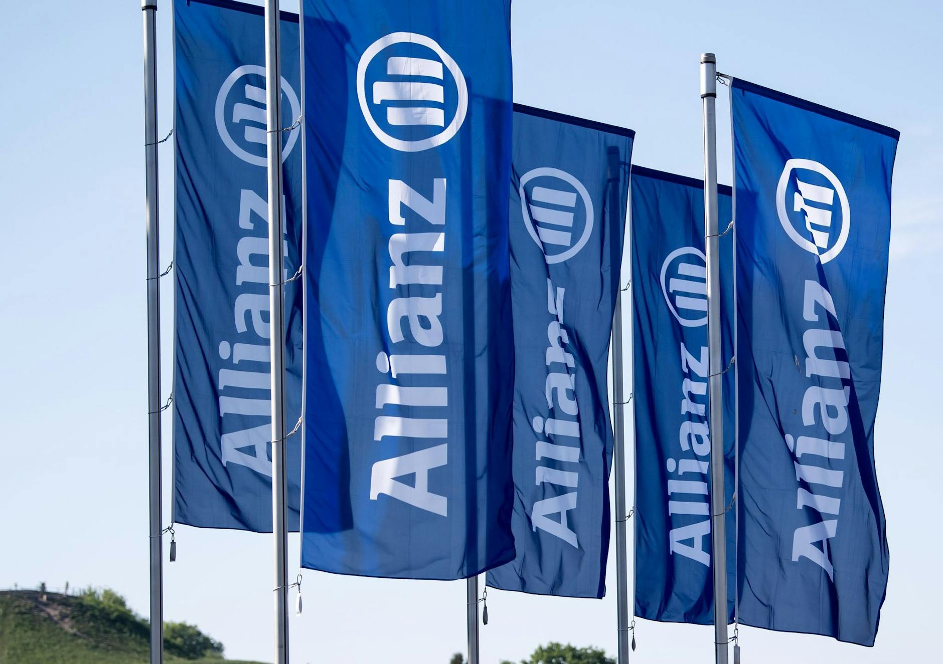 ARCHIV - Fahnen des Versicherungskonzerns Allianz wehen im Wind.