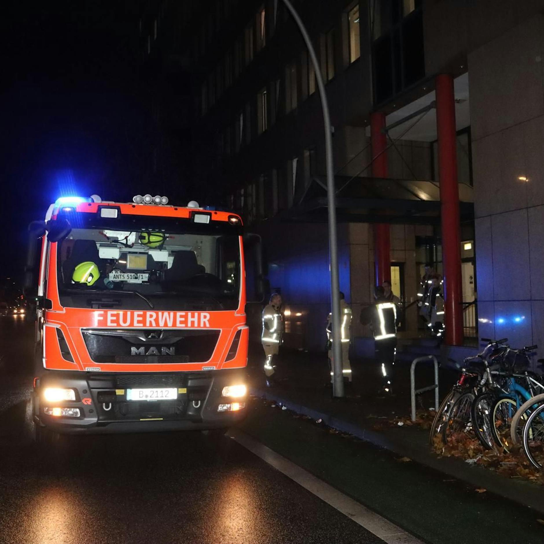 Notfall-Patient Feuerwehr: Rettungswagen fehlen – KURIER berichtet von einem Nachteinsatz in Berlin-Neukölln