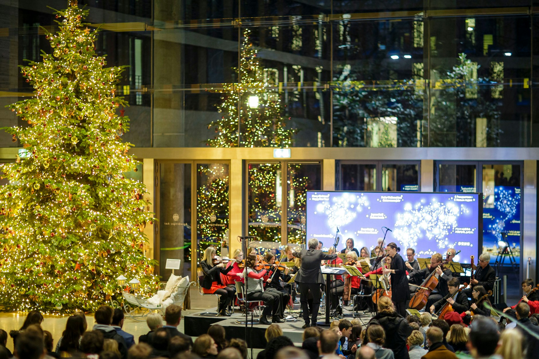 Im Lichterglanz: Weihnachtsstimmung im Auswärtigen Amt.