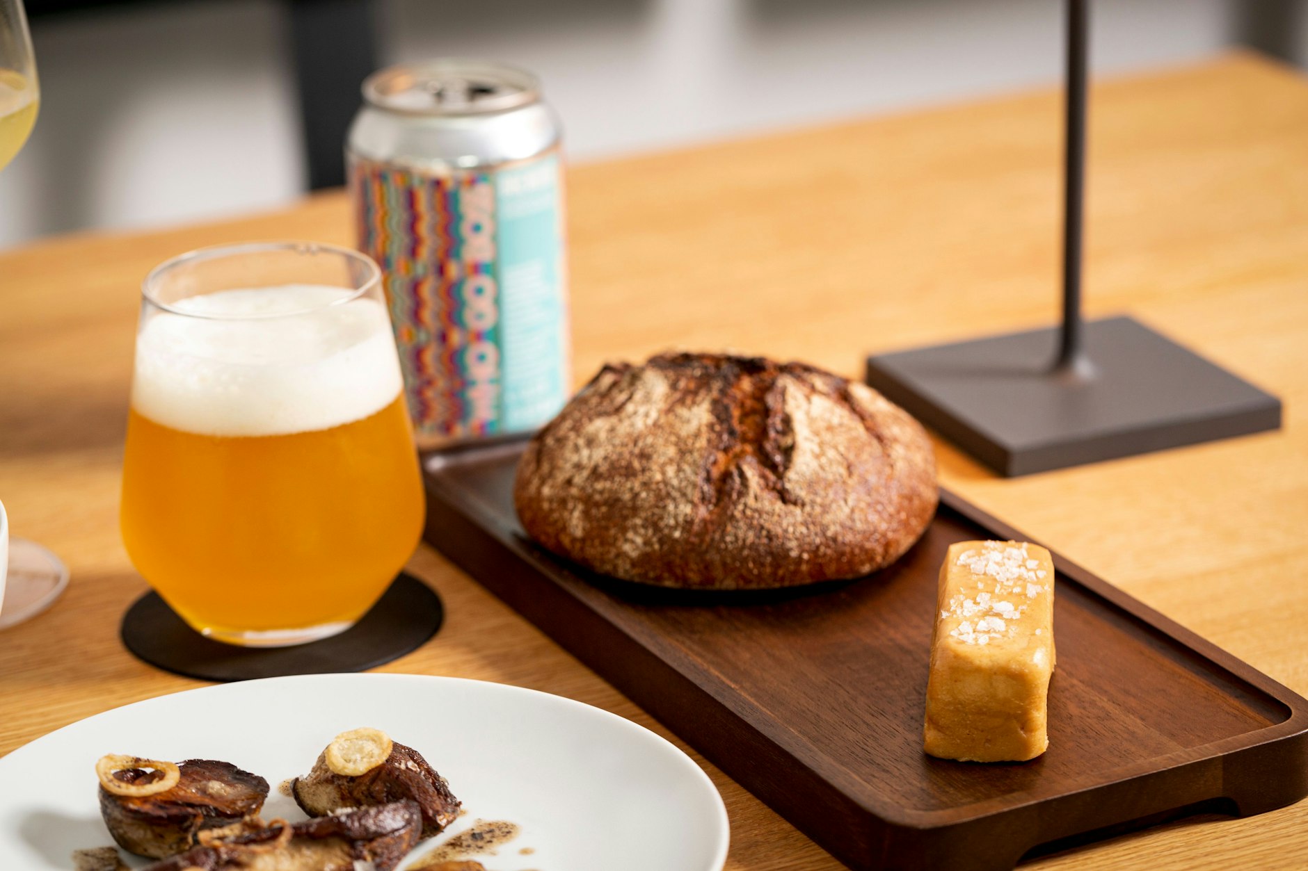 Eine Brotzeit und ein kaltes Bier: Deutscher geht ein Abendbrot nicht. Wer es nicht zu Hause machen will, geht ins Jord in der Brunnenstraße.