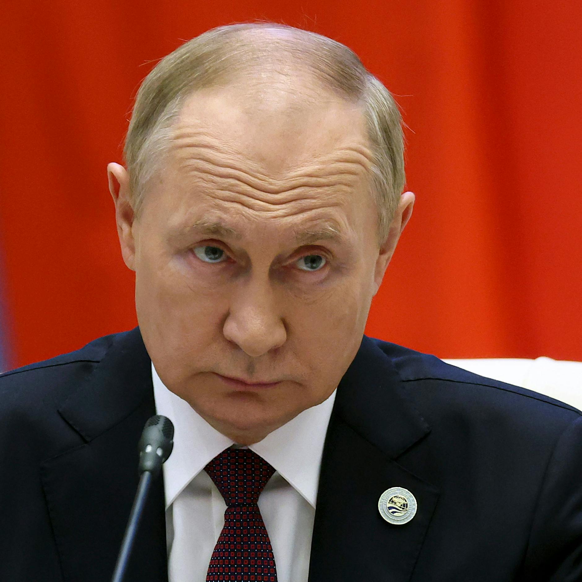 Video: War Putin betrunken, fiel er sogar die Treppe runter?