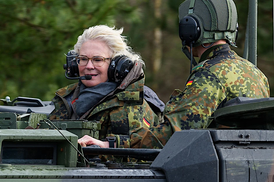ARCHIV - Die Verteidigungsministerin Christine Lambrecht steht in der Kritik.  