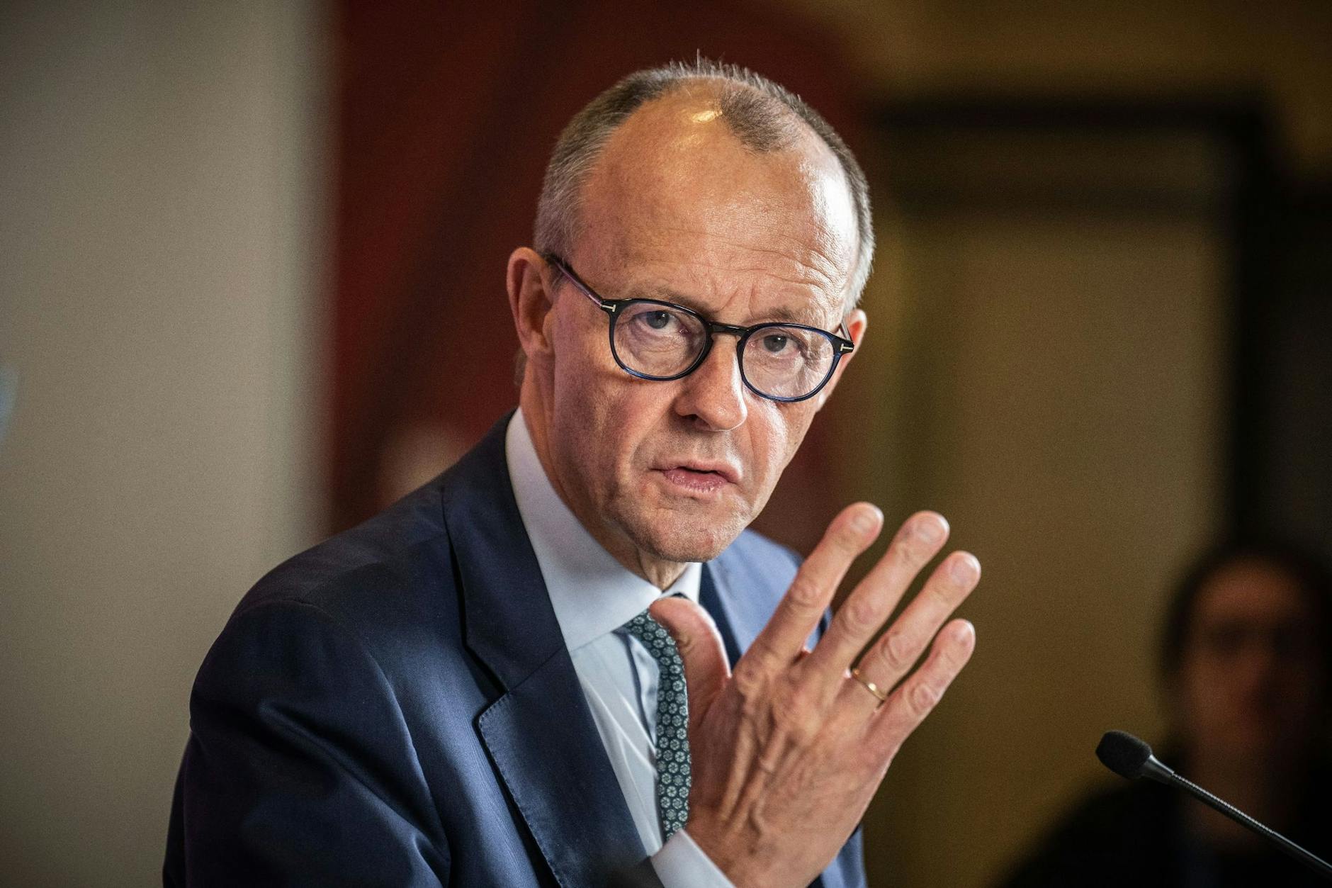 CDU-Chef Friedrich Merz vor einer Sitzung seiner Fraktion im Bundestag.