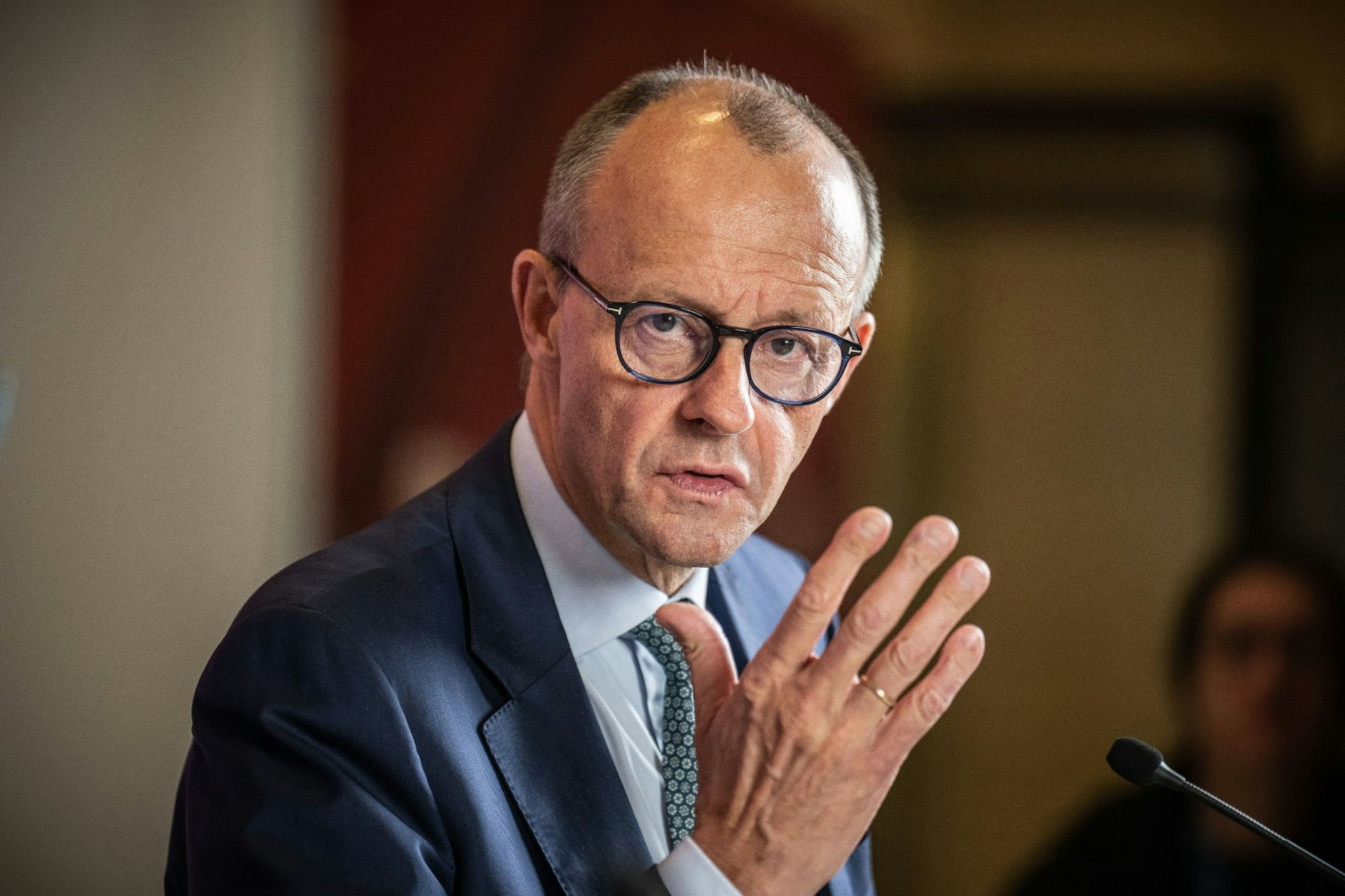 CDU-Chef Friedrich Merz vor einer Sitzung seiner Fraktion im Bundestag.  