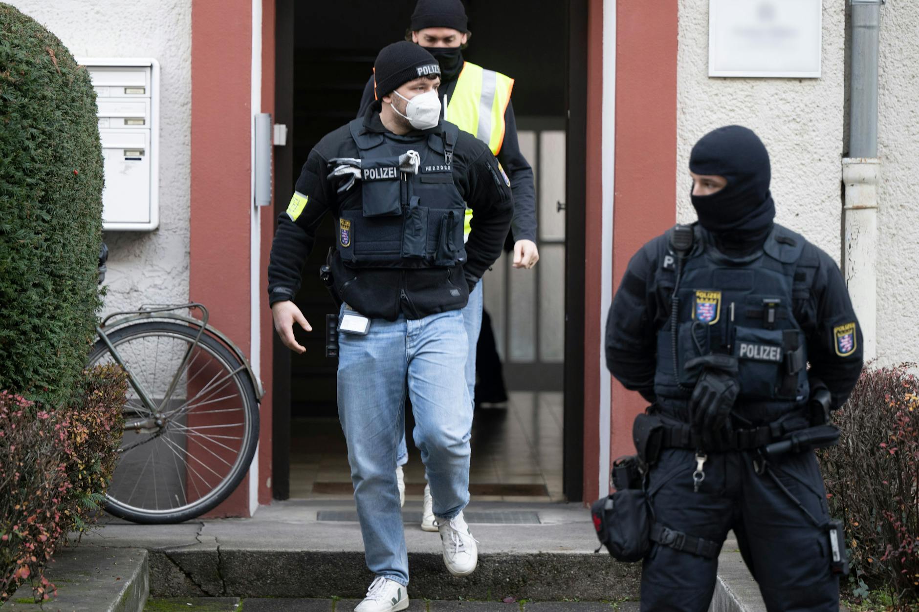 Bei einer Razzia gegen sogenannte Reichsbürger sichern Polizisten ein durchsuchtes Objekt in Frankfurt.