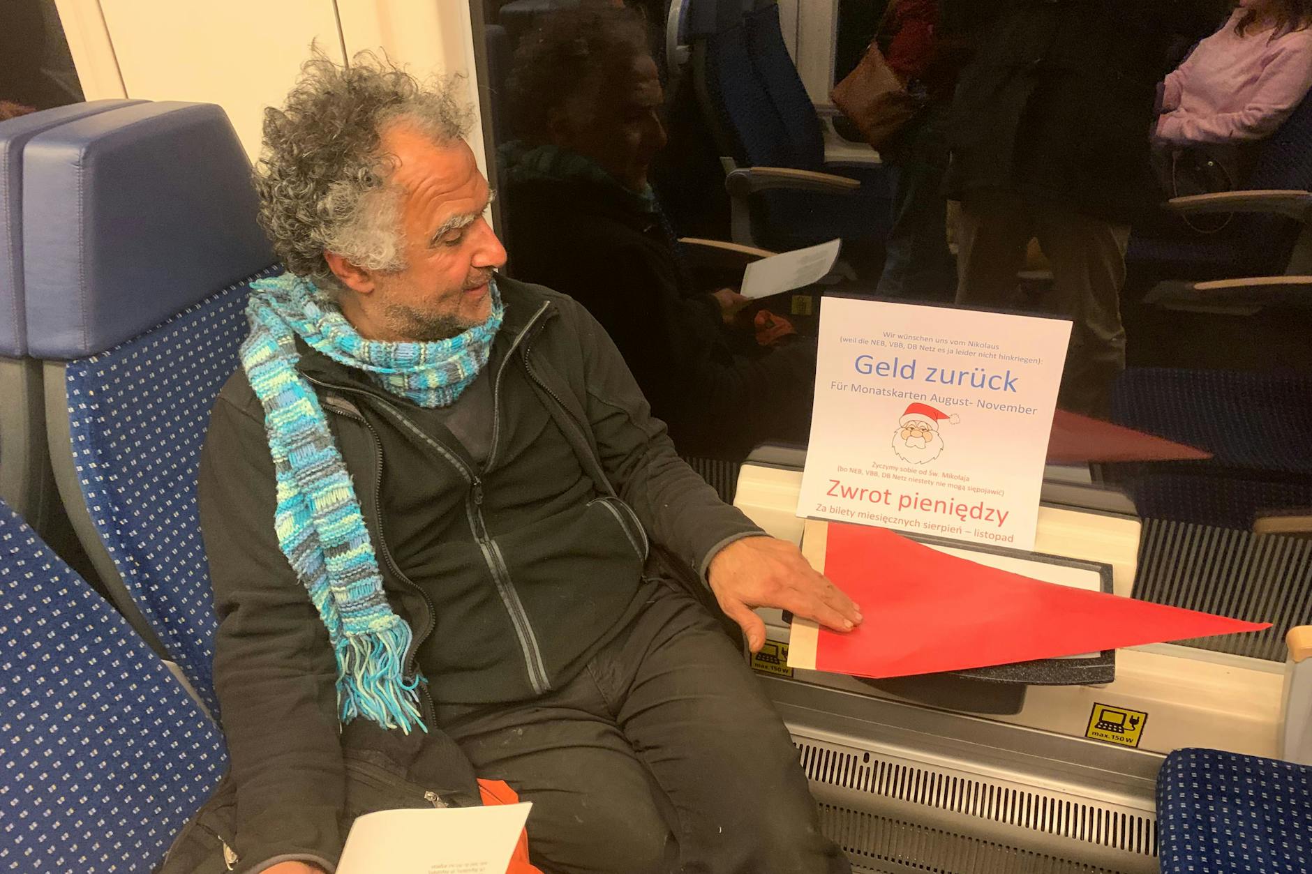 Bei der Protestaktion am Nikolaustag in der RB26 ging es auch um die Forderung, Besitzer von Monats- und anderen Zeitkarten finanziell zu entschädigen – als Kompensation für die Probleme auf der Strecke.