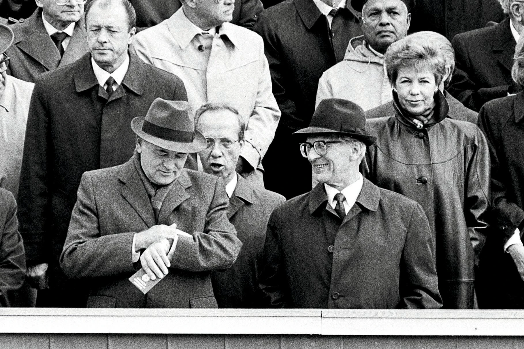 Bei der Militärparade am Vormittag blickte Gorbatschow symbolträchtig auf seine Uhr: Honecker erkennt die Zeichen der Zeit nicht.