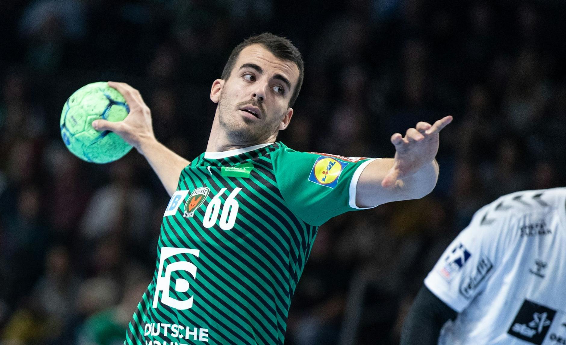 ARCHIV - Handballprofi Milos Vujovic von Bundesligist Füchse Berlin in Aktion.