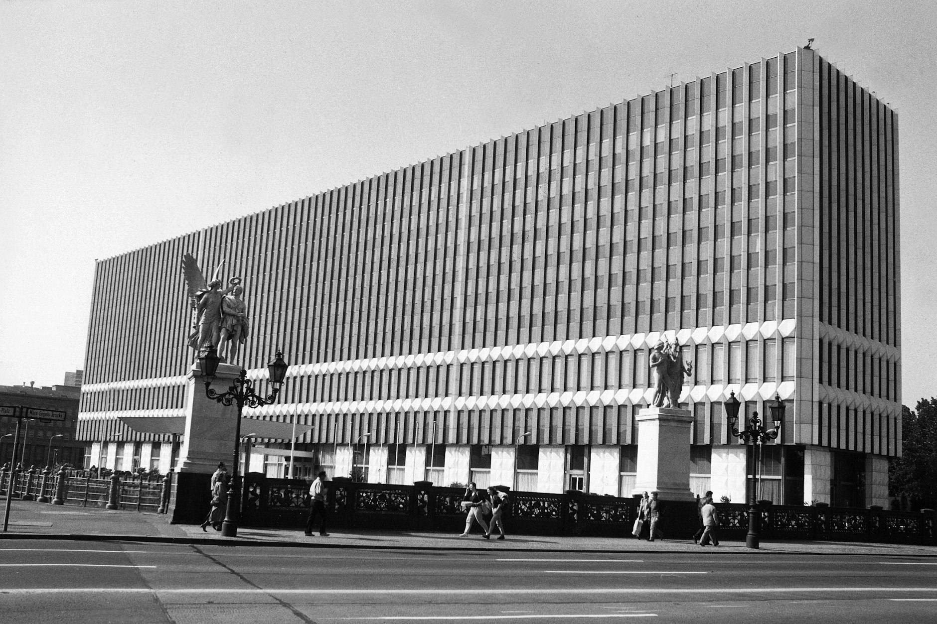 Das frühere DDR-Außenministerium in Mitte, hier in einer Aufnahme von 1987. 1995 wurde das Gebäude abgerissen. Auf einem Teil des Grundstücks soll die künftige Bauakademie entstehen.
