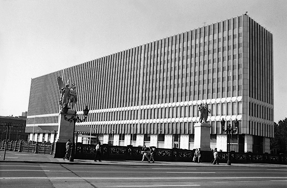 Das frühere DDR-Außenministerium in Mitte, hier in einer Aufnahme von 1987. 1995 wurde das Gebäude abgerissen. Auf einem Teil des Grundstücks soll die künftige Bauakademie entstehen.