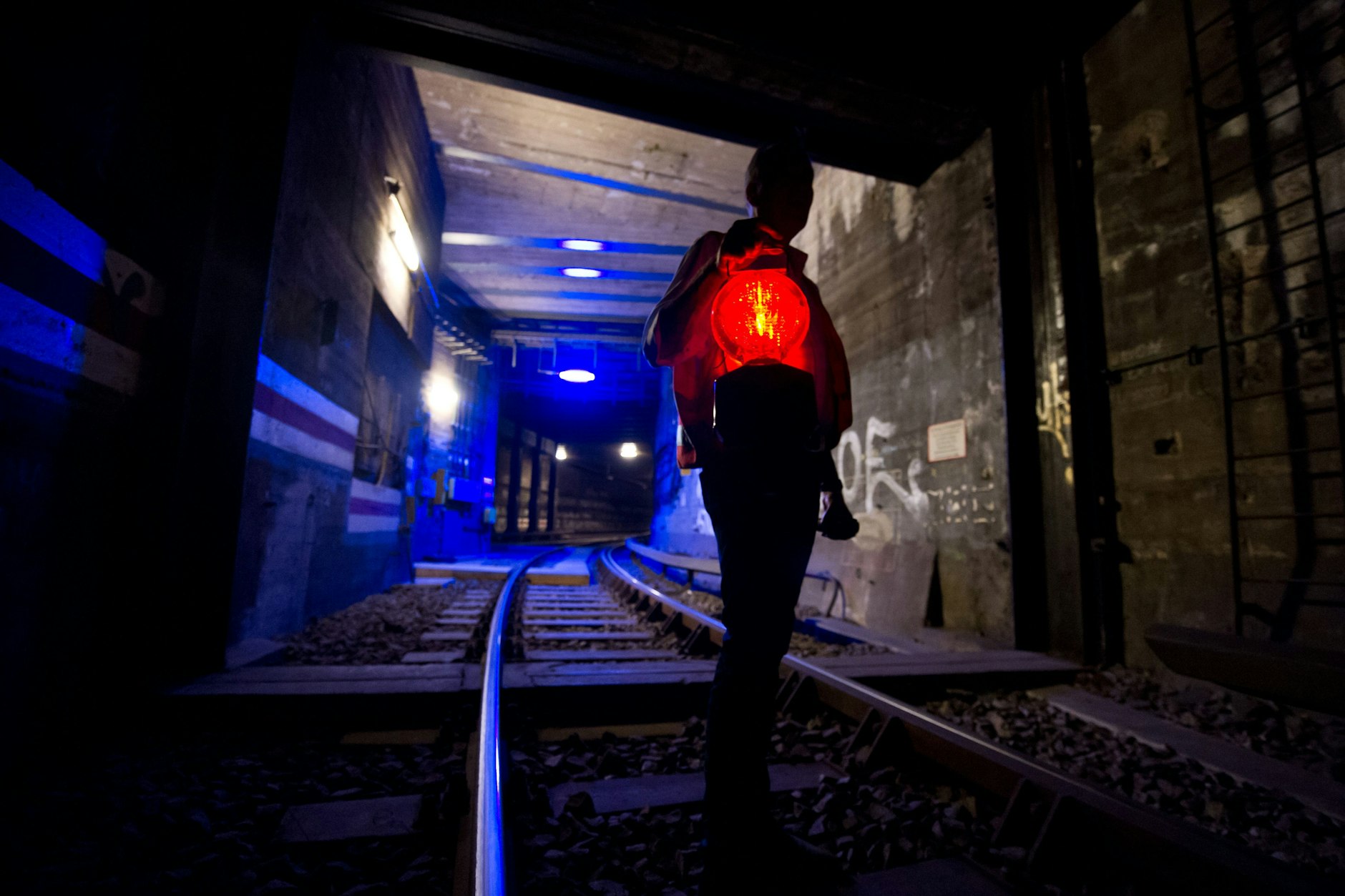 Die BVG unterwegs: Ein Mitarbeiter des U-Bahn-Bereichs inspiziert einen Tunnel in Mitte.