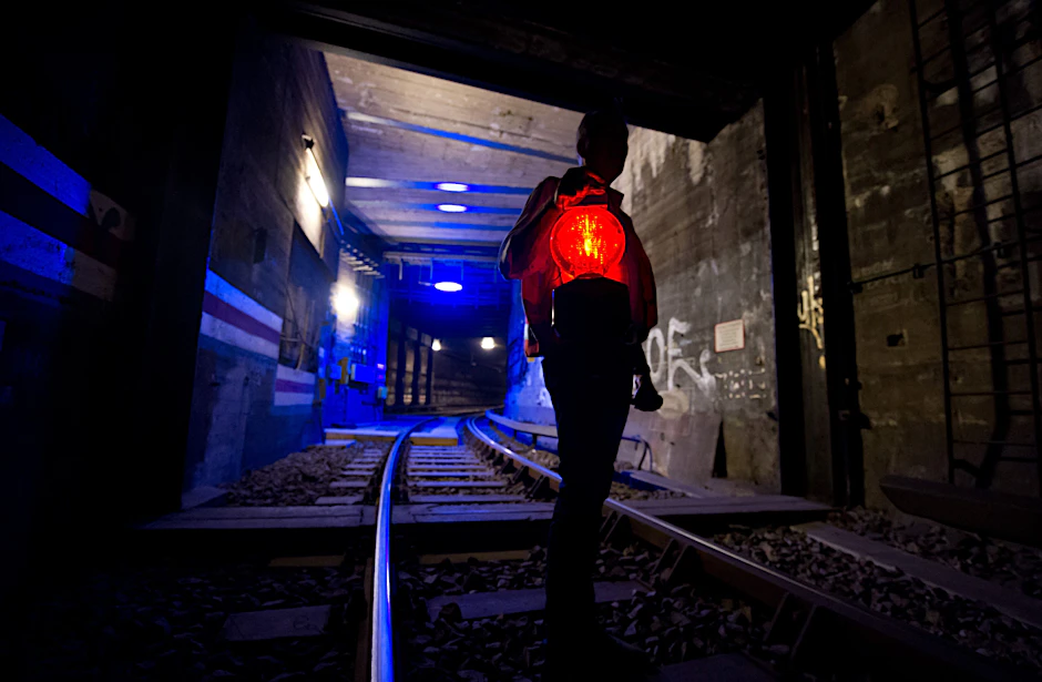 Die BVG unterwegs: Ein Mitarbeiter des U-Bahn-Bereichs inspiziert einen Tunnel in Mitte.
