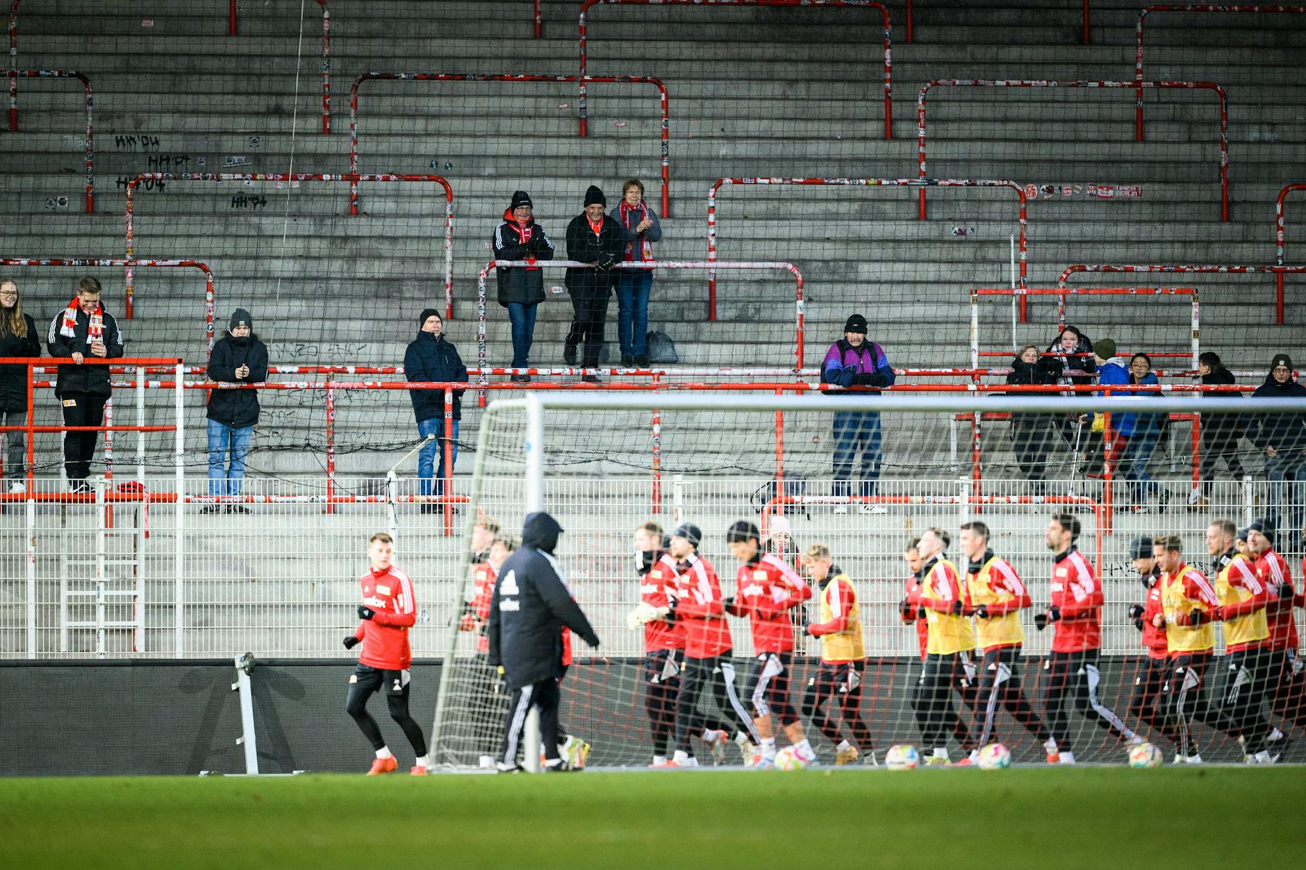 Viel los war auf der Stehplatztribüne an der Waldseite nicht, doch die Fans brauchten ihr Kommen nicht zu bereuen.