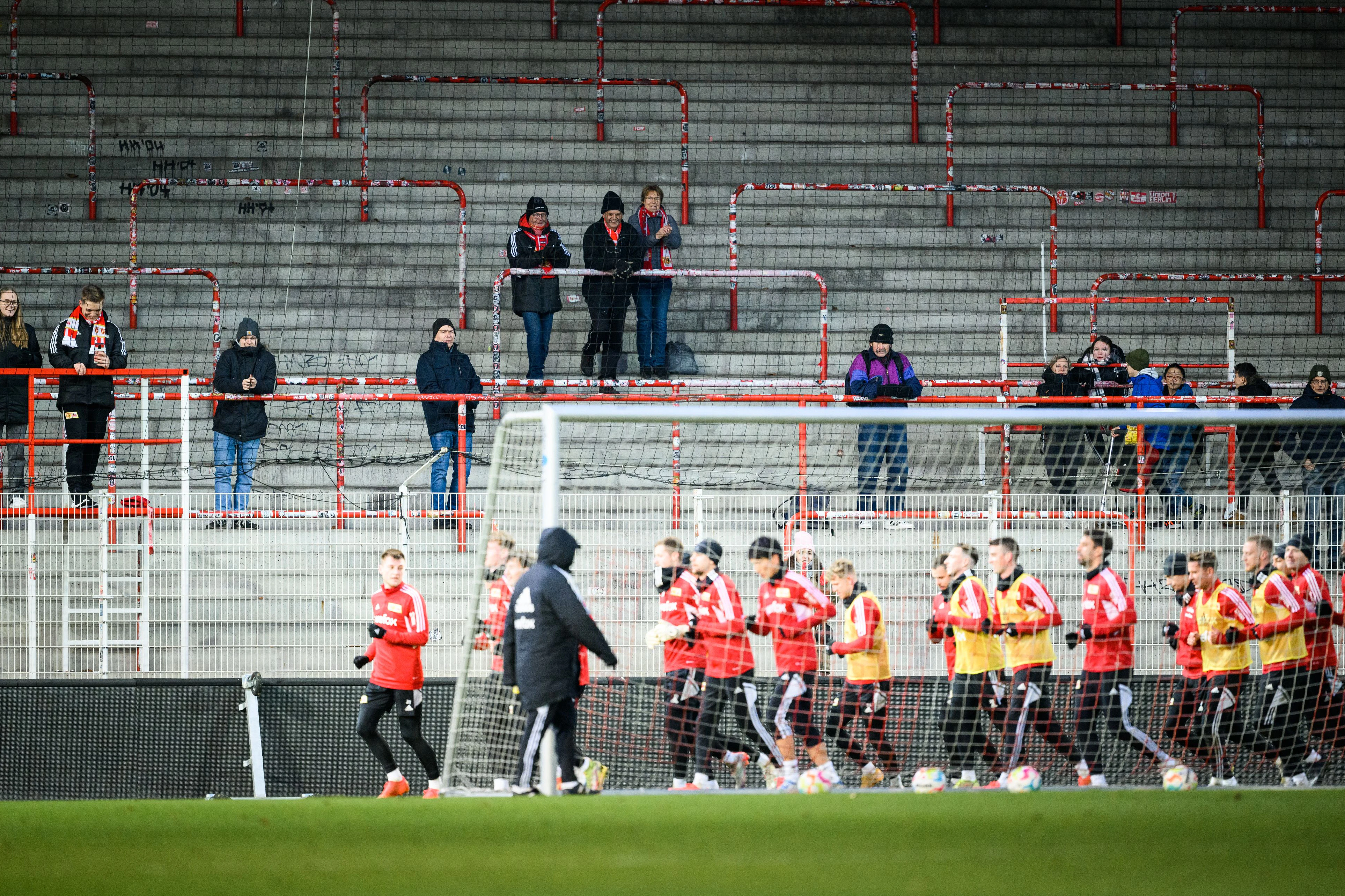 Viel los war auf der Stehplatztribüne an der Waldseite nicht, doch die Fans brauchten ihr Kommen nicht zu bereuen.