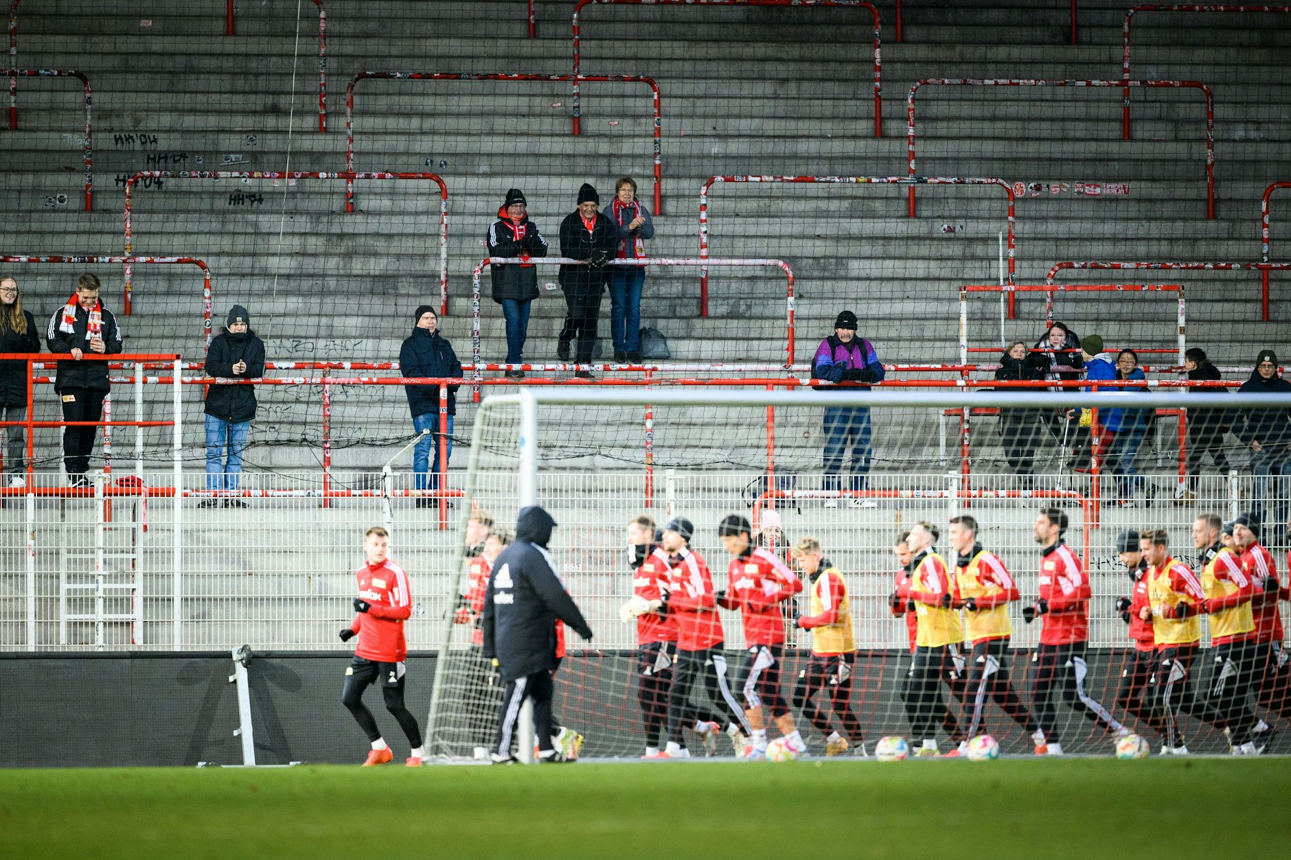 Viel los war auf der Stehplatztribüne an der Waldseite nicht, doch die Fans brauchten ihr Kommen nicht zu bereuen.