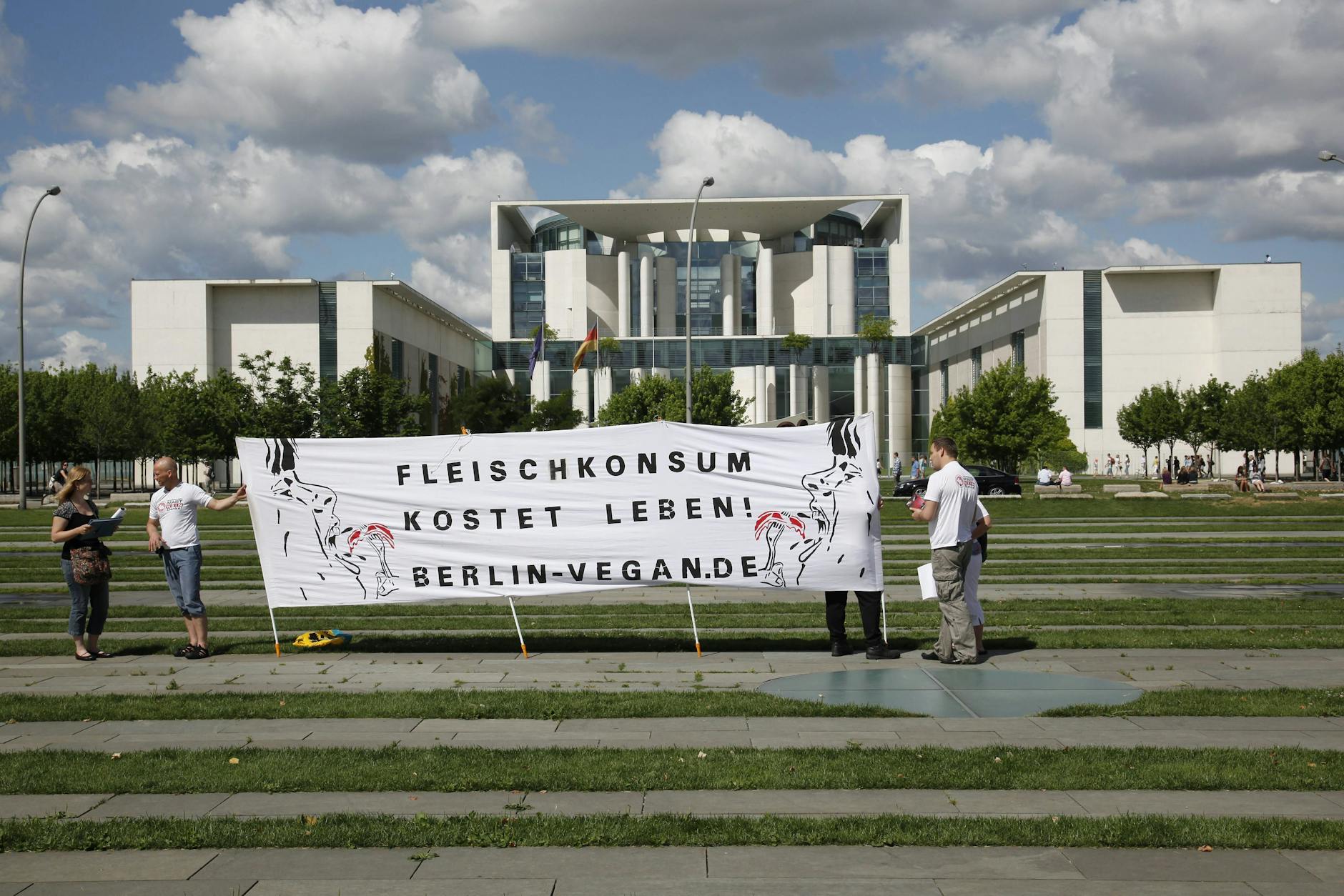 Berlin-Vegan protestiert vor dem Kanzleramt.