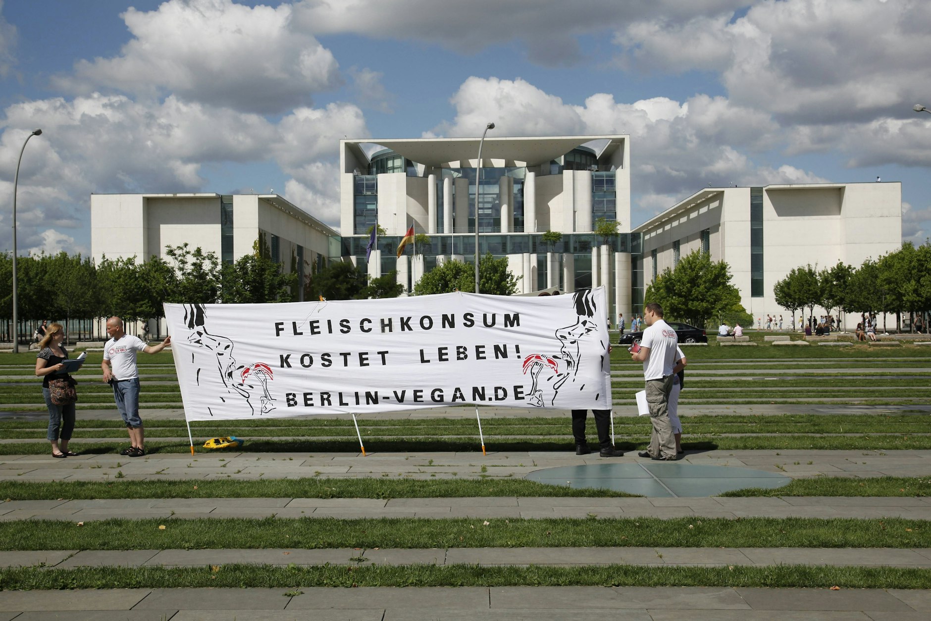 Berlin-Vegan&nbsp; protestiert vor dem Kanzleramt.