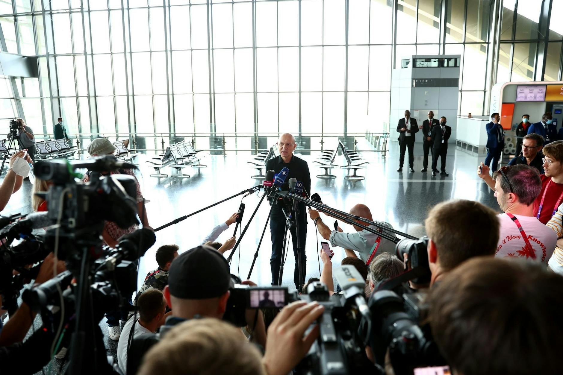 Der DFB-Präsident gibt am Flughafen in Doha vor Medienvertretern eine Stellungnahme zum deutschen WM-Aus ab.