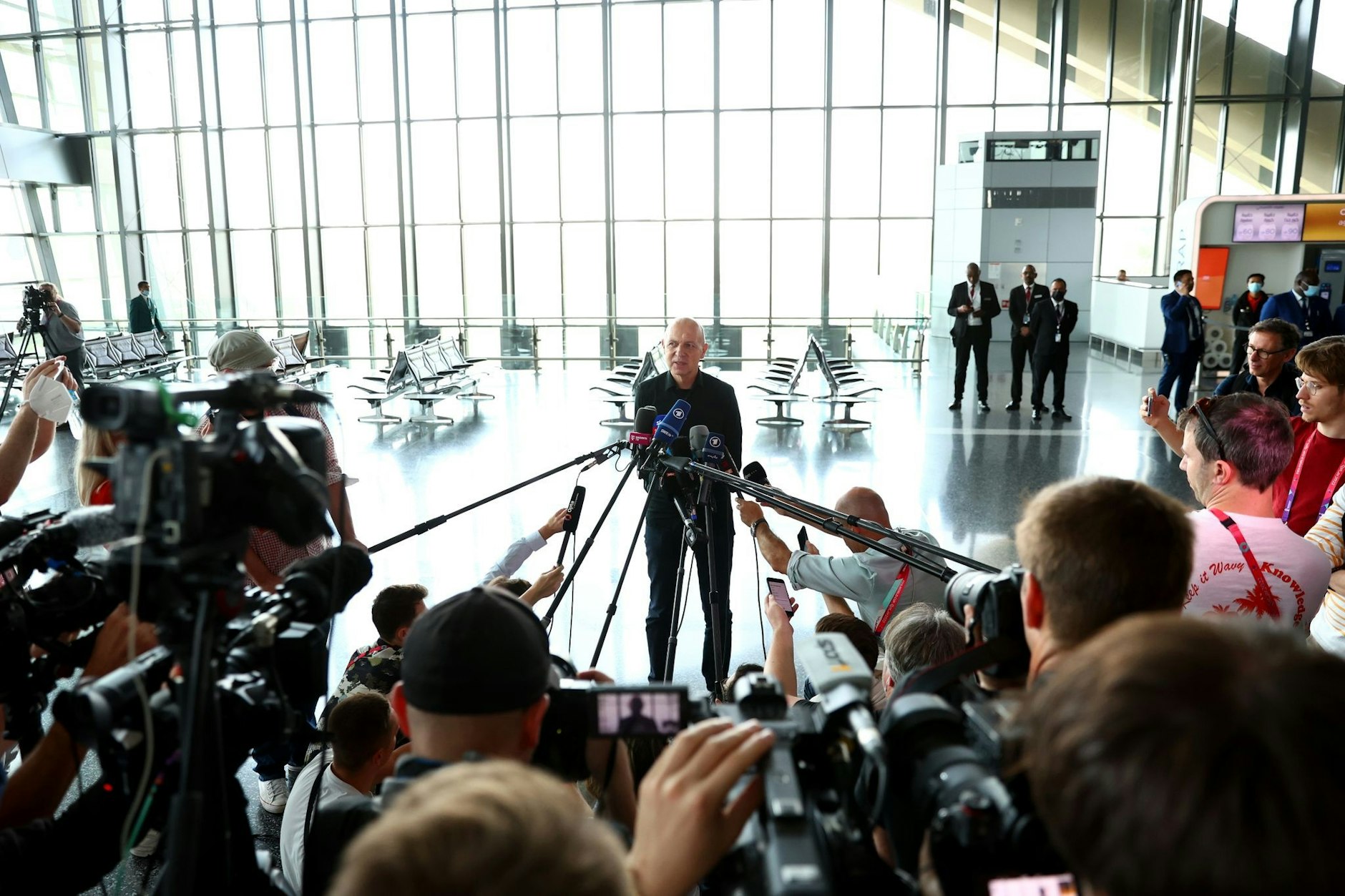 Der DFB-Präsident gibt am Flughafen in Doha vor Medienvertretern eine Stellungnahme zum deutschen WM-Aus ab.  