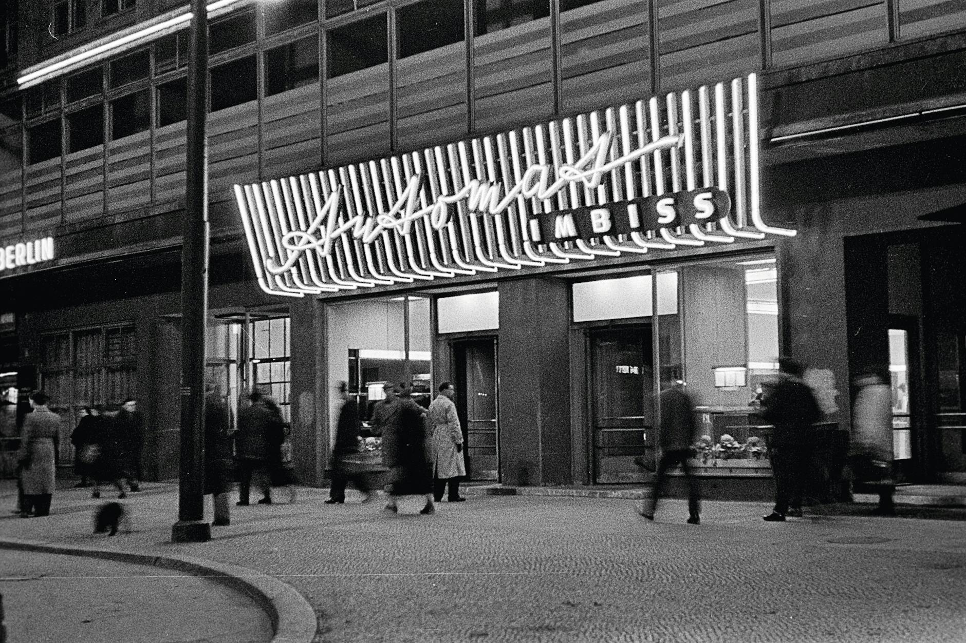 In den 1950ern: HO Automatenrestaurant „Automat Imbiss“ im Alexanderhaus am Berliner Alexanderplatz.