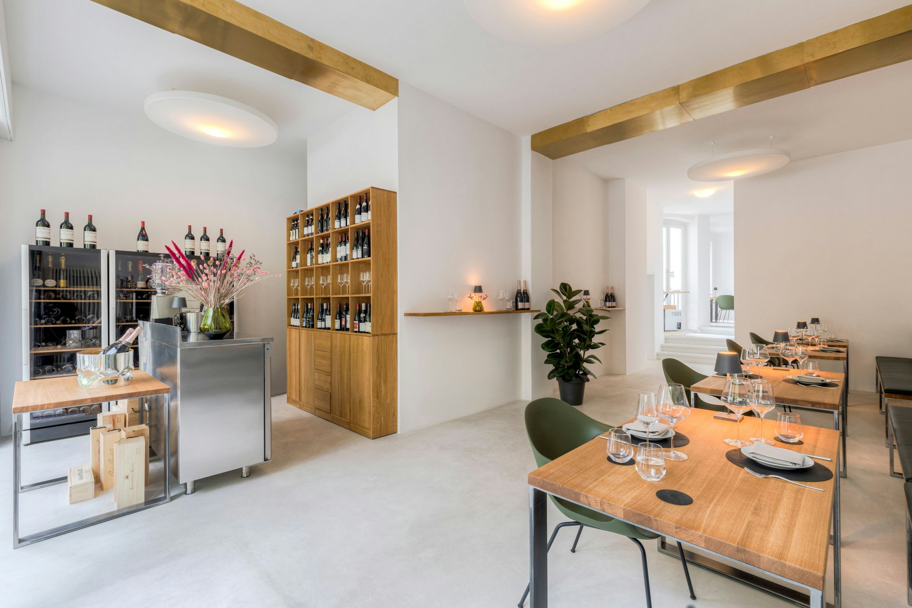 Nicht nur bei deutschen Spießern mit schwarzem Rollkragenpullover beliebt: Das reduzierte Interieur des Restaurants Jord in Berlin-Mitte.