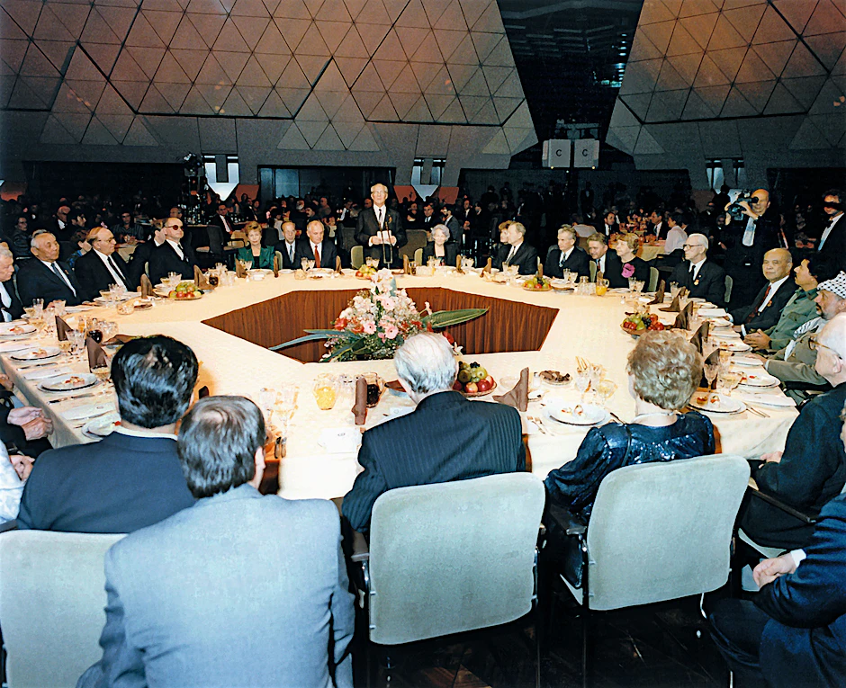 Im Kreis seiner Ehrengäste aus aller Welt spricht Erich Honecker am 7. Oktober 1989 im Palast der Republik einen Toast zum 40. Jahrestag der DDR aus.