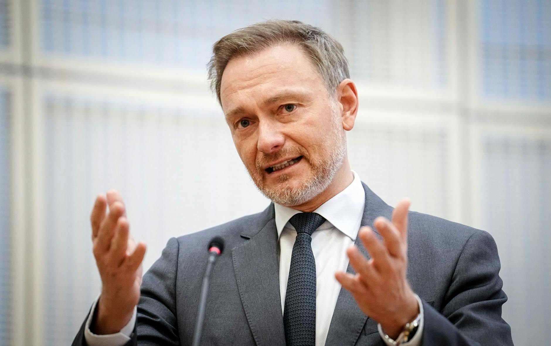 ARCHIV - Bundesfinanzminister Christian Lindner (FDP) bei einer Veranstaltung in Berlin.