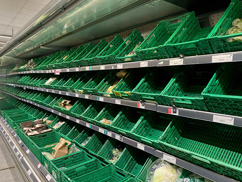 ARCHIV - Leere Regale in der Gemüseabteilung eines Co-op-Supermarkts in London. Britische Bauern warnen angesichts enorm gestiegener Preise vor Versorgungsproblemen.  